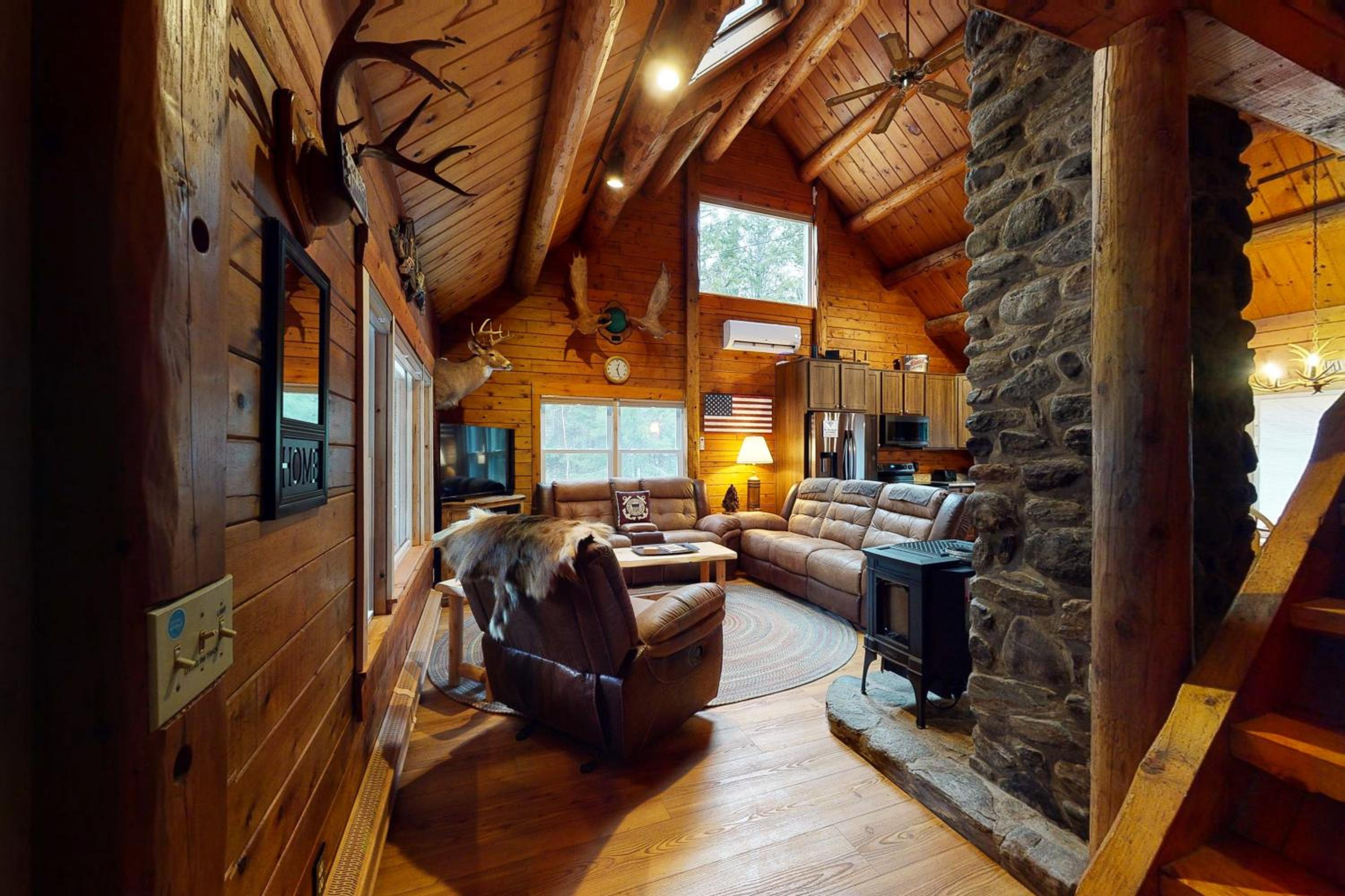 Relaxing 3BR | Fireplace | Deck | Fire Pit