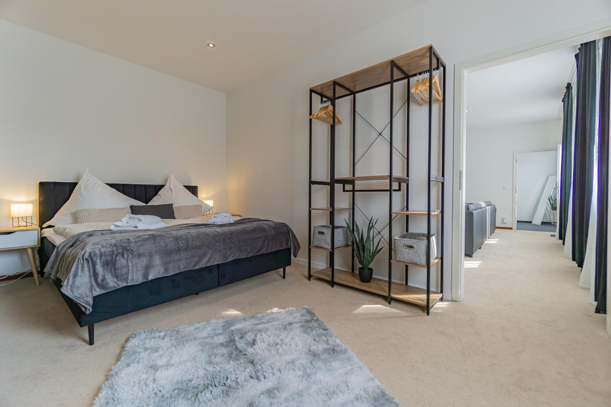 Exklusive Stadtvilla-190qm- Parkplatz- 3Schlafzimmer- 2 Bäder- Netflix- Waschmaschine- 4 Etagen-nähe Theater
