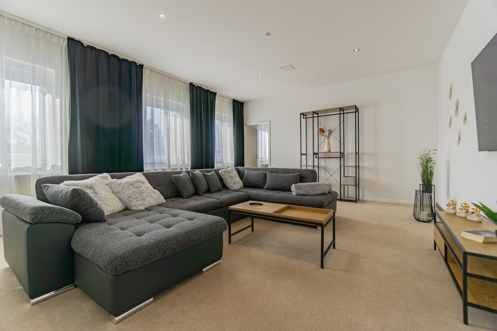 Exklusive Stadtvilla-190qm- Parkplatz- 3Schlafzimmer- 2 Bäder- Netflix- Waschmaschine- 4 Etagen-nähe Theater