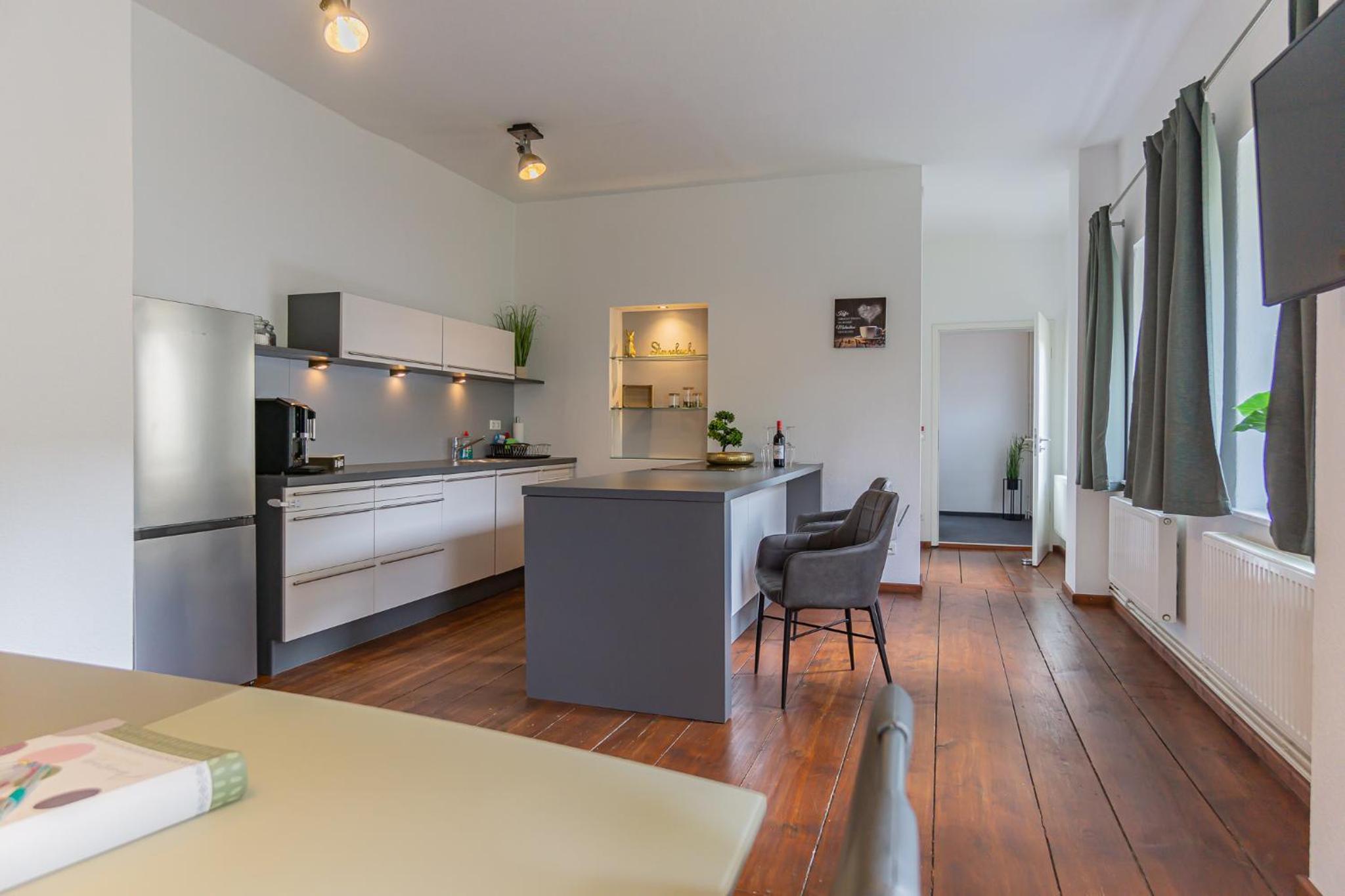 Exklusive Stadtvilla-190qm- Parkplatz- 3Schlafzimmer- 2 Bäder- Netflix- Waschmaschine- 4 Etagen-nähe Theater