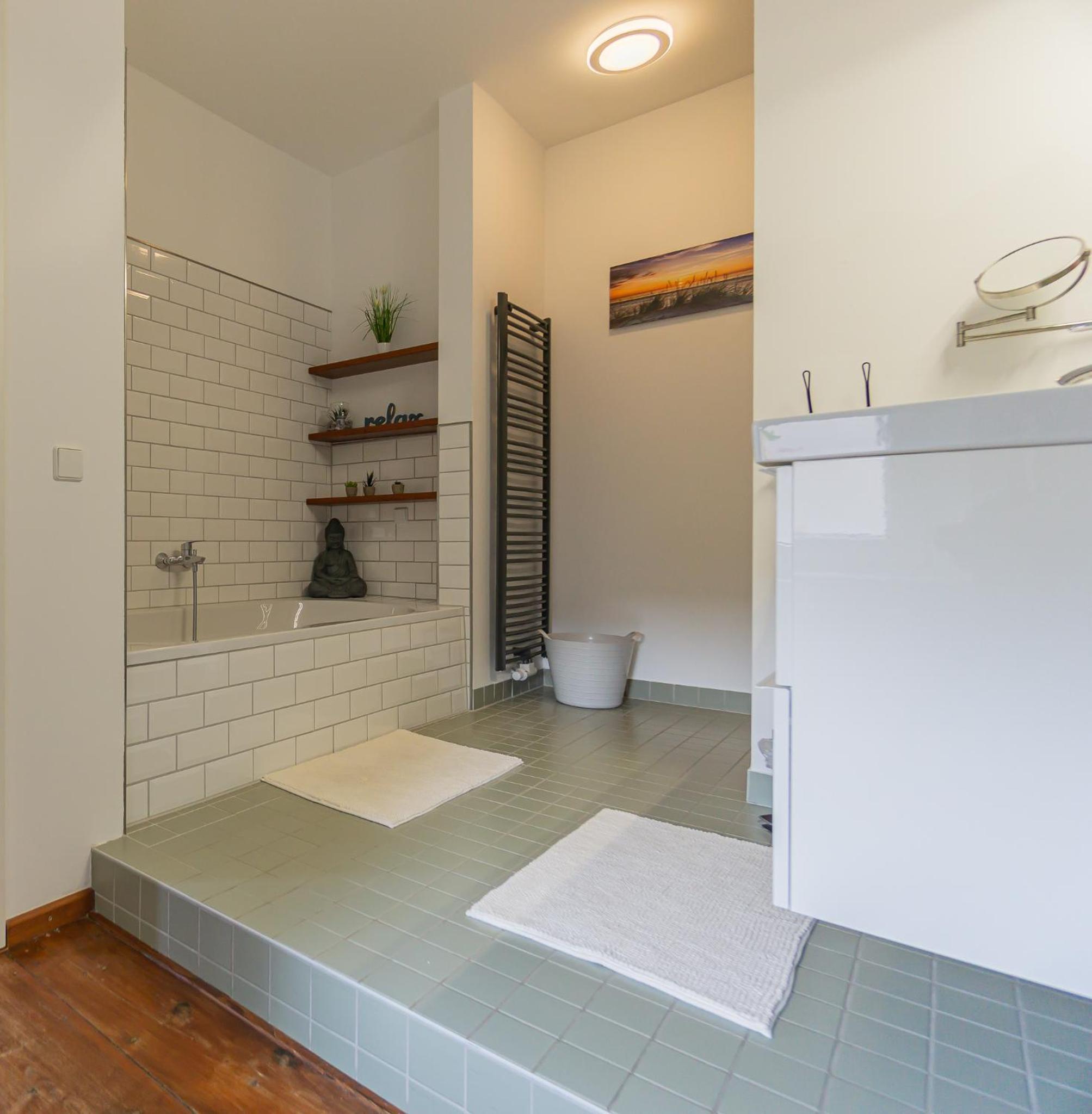 Exklusive Stadtvilla-190qm- Parkplatz- 3Schlafzimmer- 2 Bäder- Netflix- Waschmaschine- 4 Etagen-nähe Theater