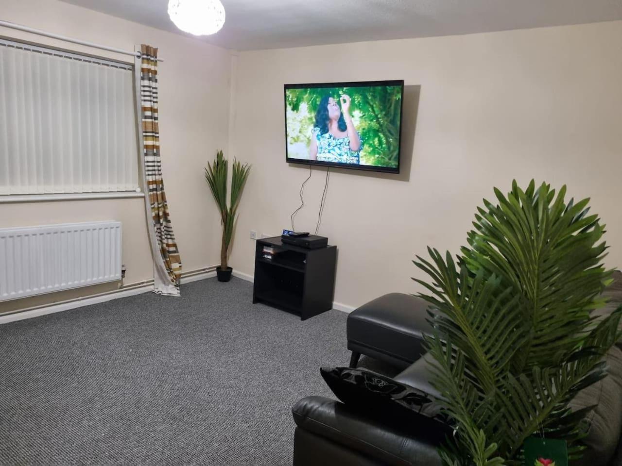 House - Close to City Centre Sleeps 6 & Parking view 2