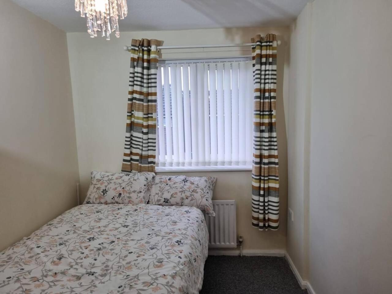 House - Close to City Centre Sleeps 6 & Parking view 4