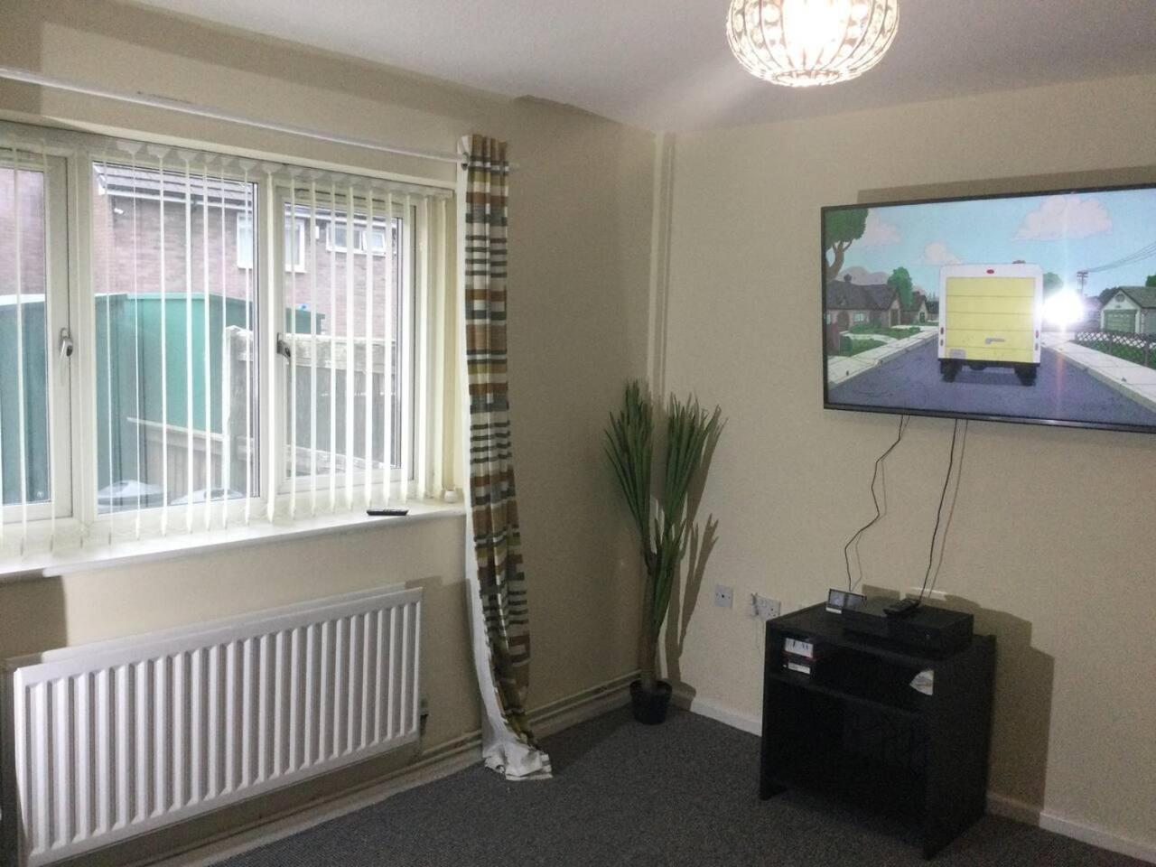 House - Close to City Centre Sleeps 6 & Parking view 3