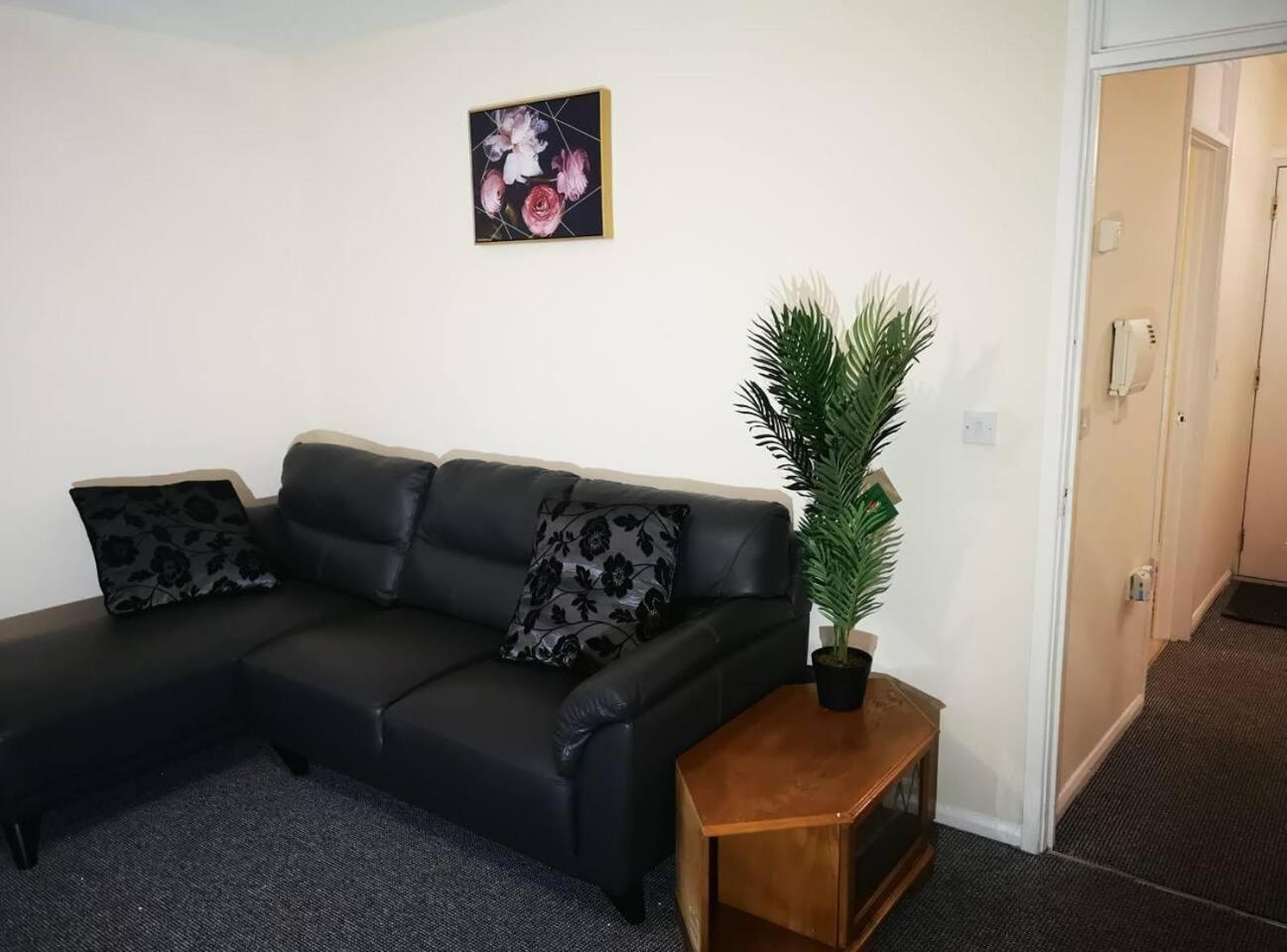 House - Close to City Centre Sleeps 6 & Parking view 5
