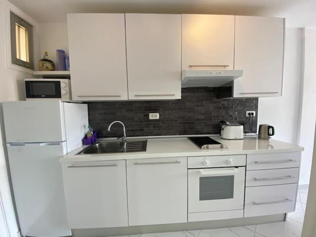 EL DORADO HOLIDAYS en Playa de las Americas — kitchen