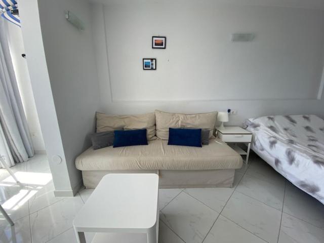 EL DORADO HOLIDAYS en Playa de las Americas — hotel room