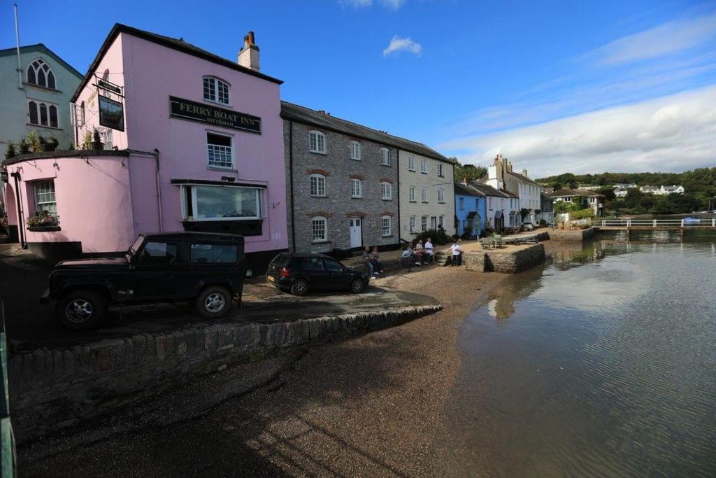Holly Cottage - characterful cottage a stones throw from river Dart with front & back patios