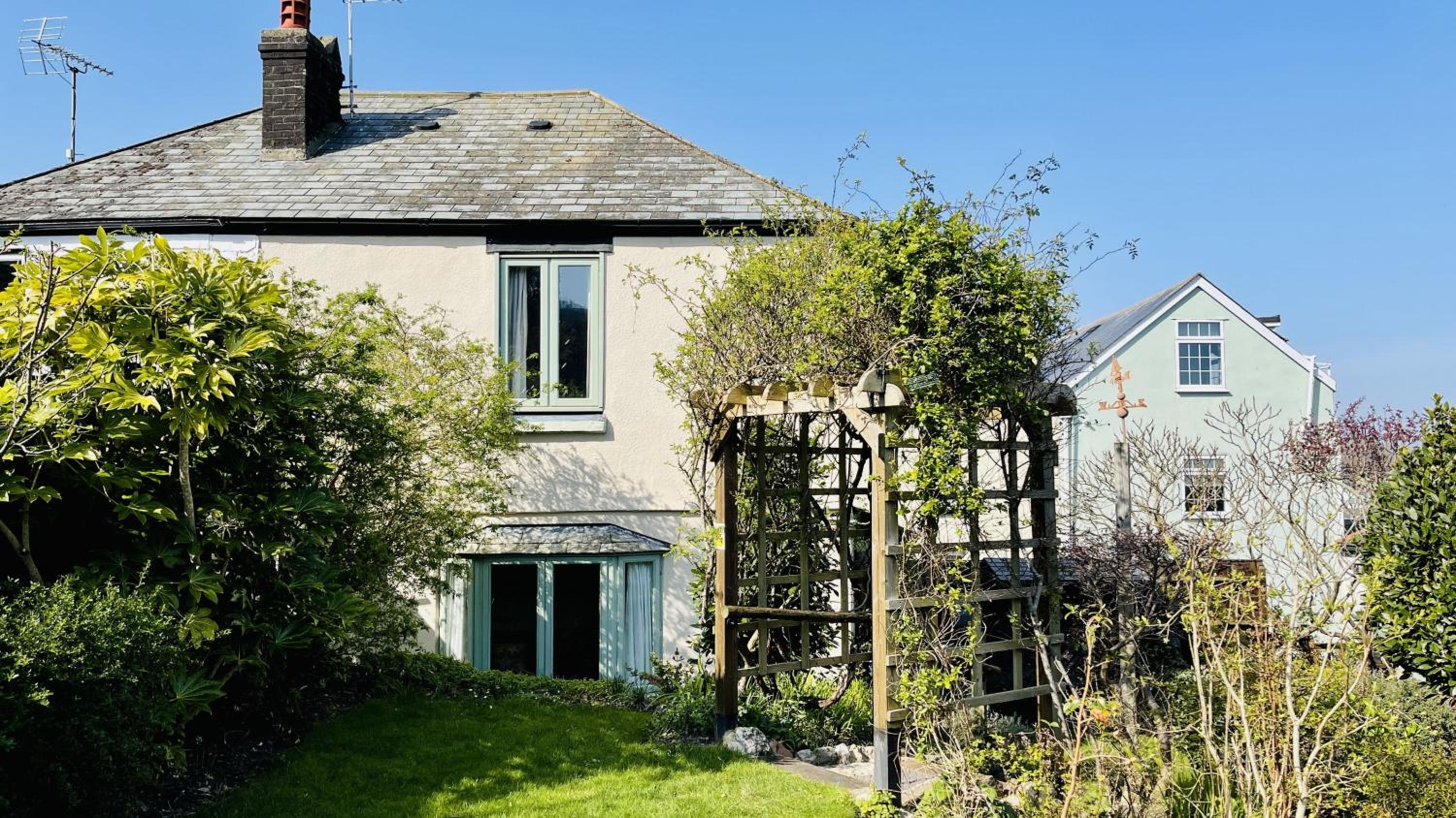 The Garden Cottage - Elevated position, wonderful views over Dartmouth, beautiful garden view 2
