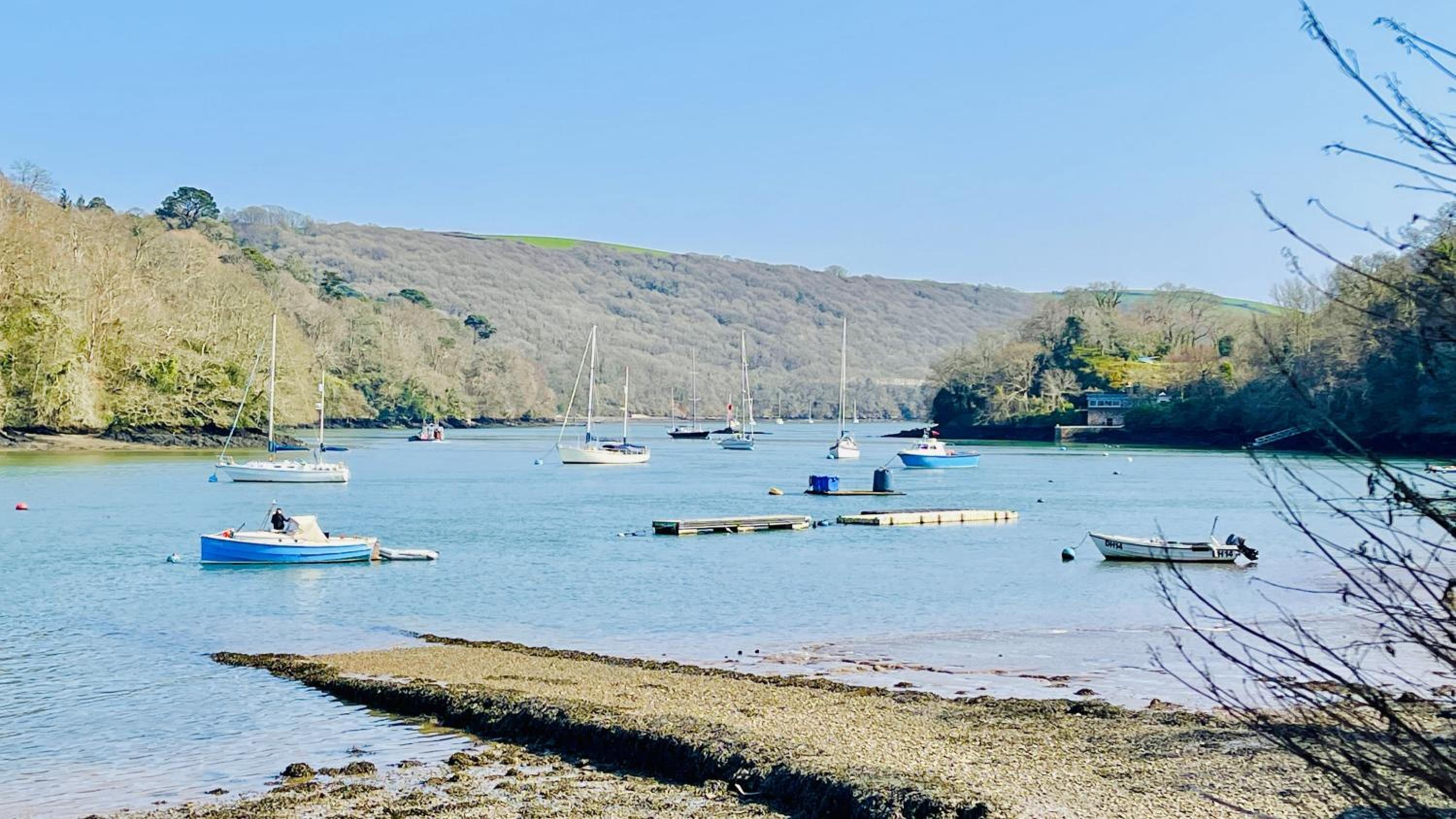 Holly Cottage - characterful cottage a stones throw from river Dart with front & back patios