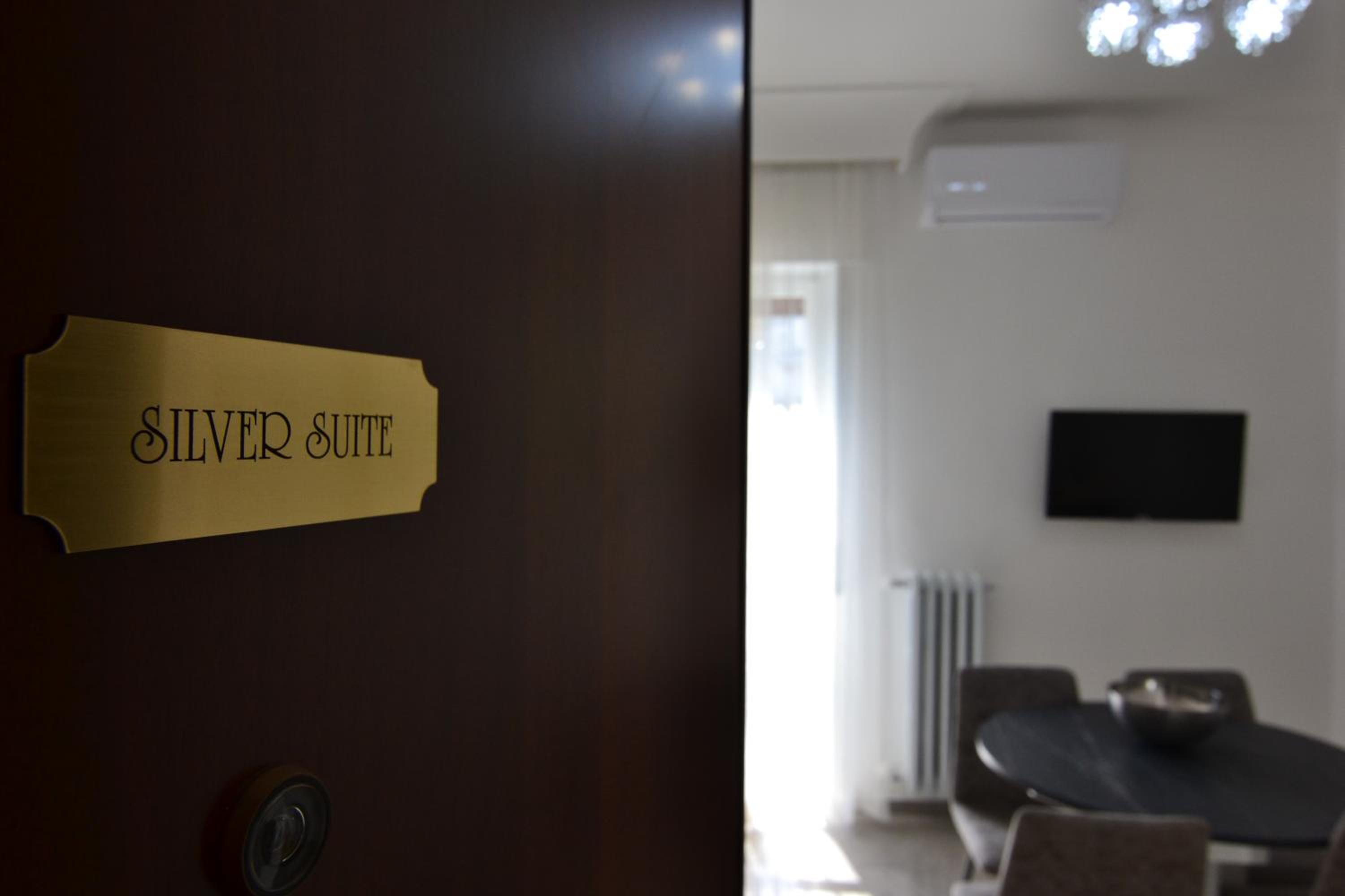 SILVER SUITE photo 2