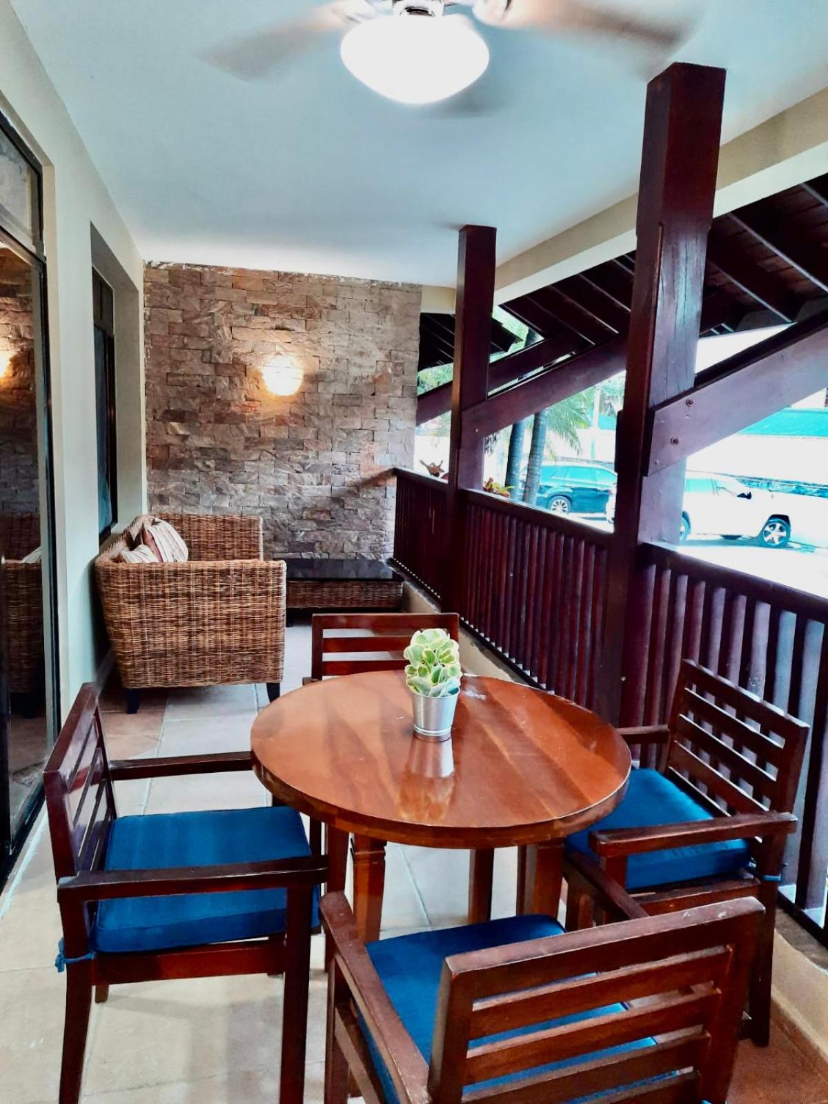 Lovely Beachfront 2 bedrooms condo with 2 pools view 4