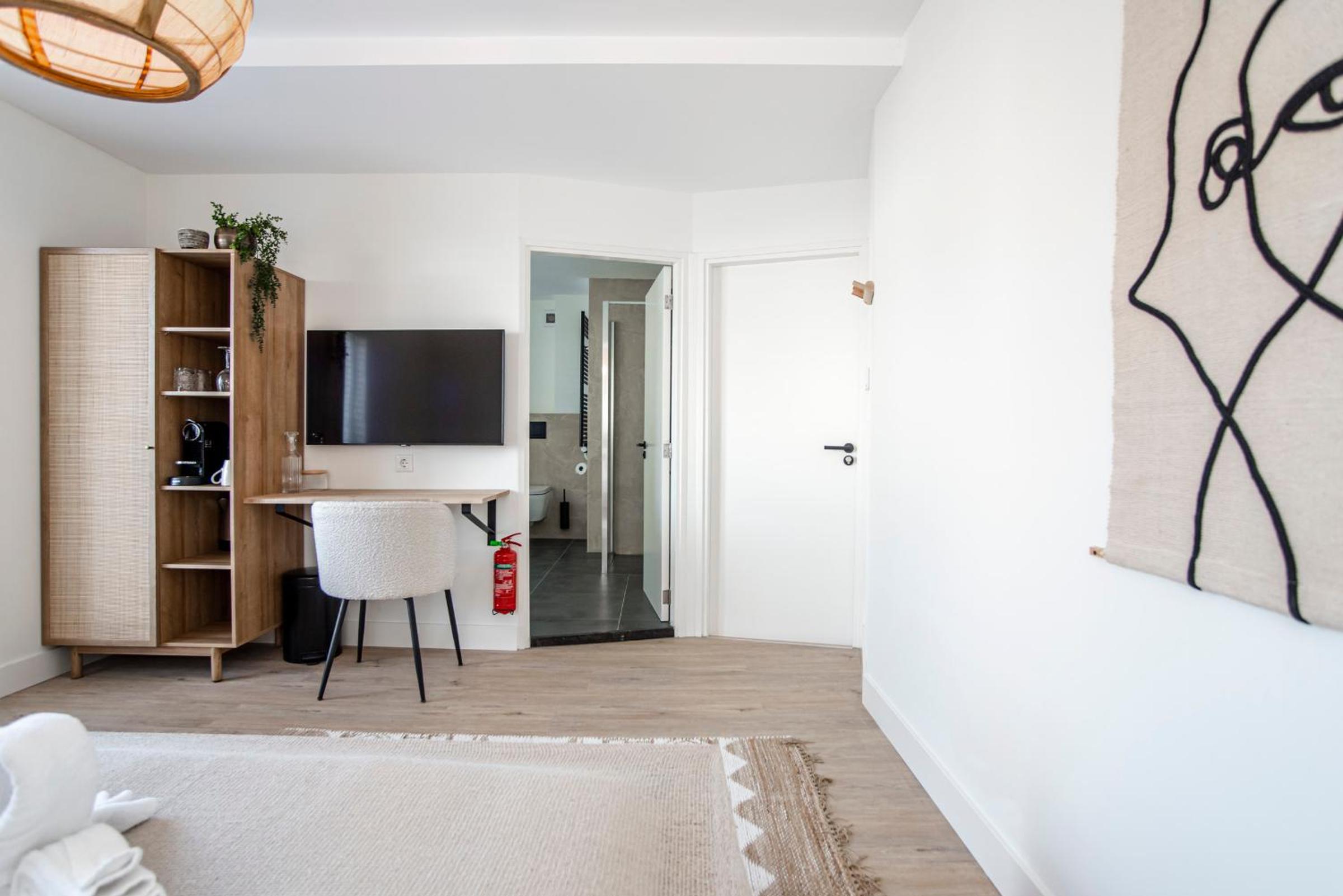 Marley’s Beachhouse - Luxury Guest Room with balcony view 5