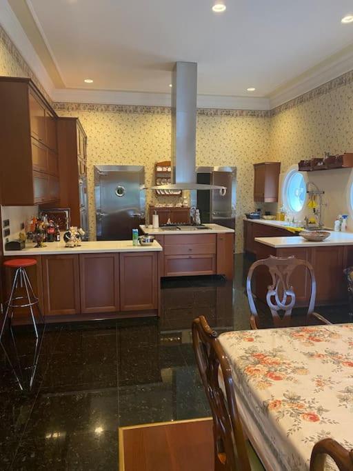 Silivri Gazitepe'de 3 katlı, havuzlu lüks villa view 4