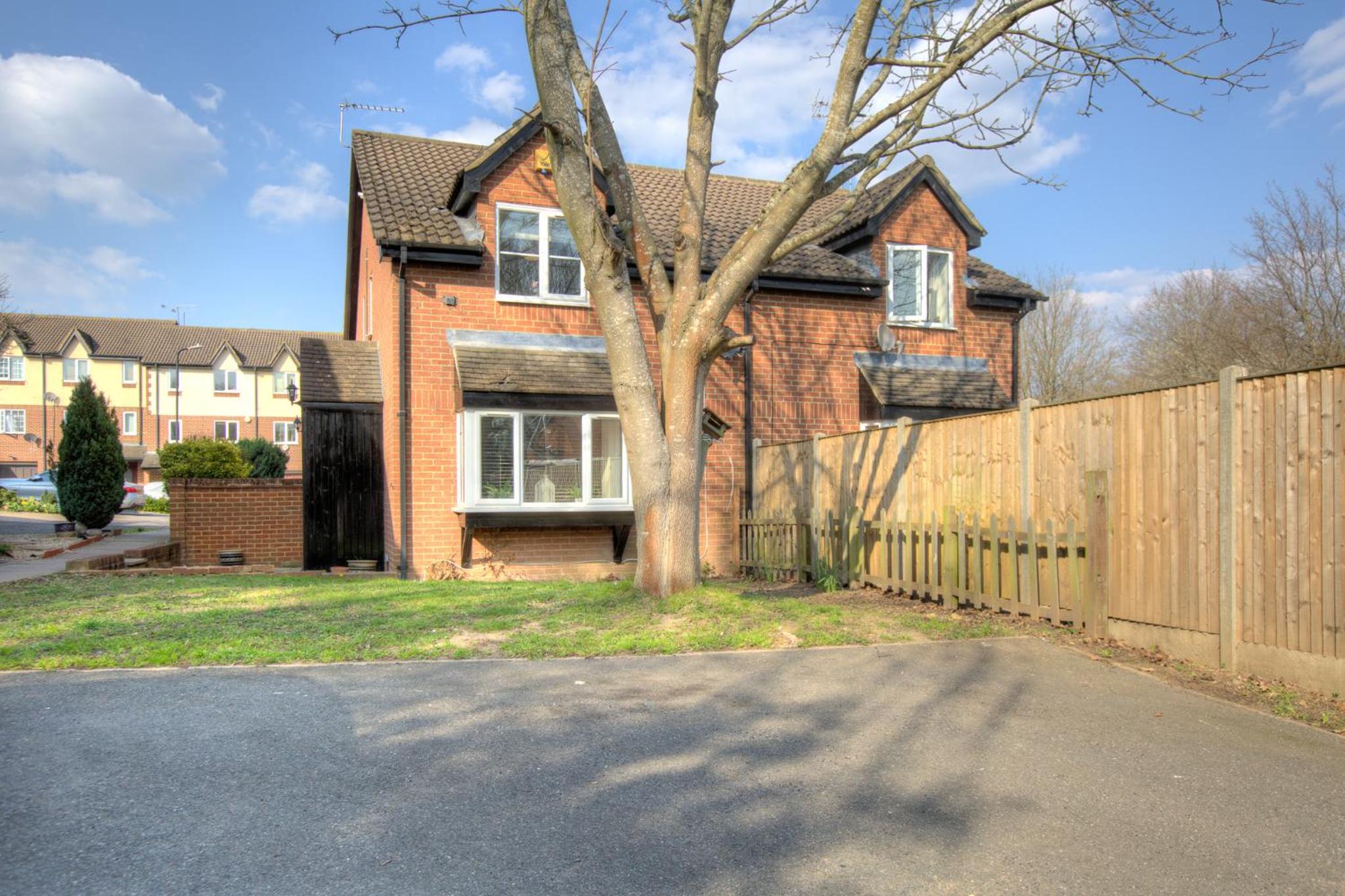 Windsor Burnham Ascot Haven Sleeps 4 view 2
