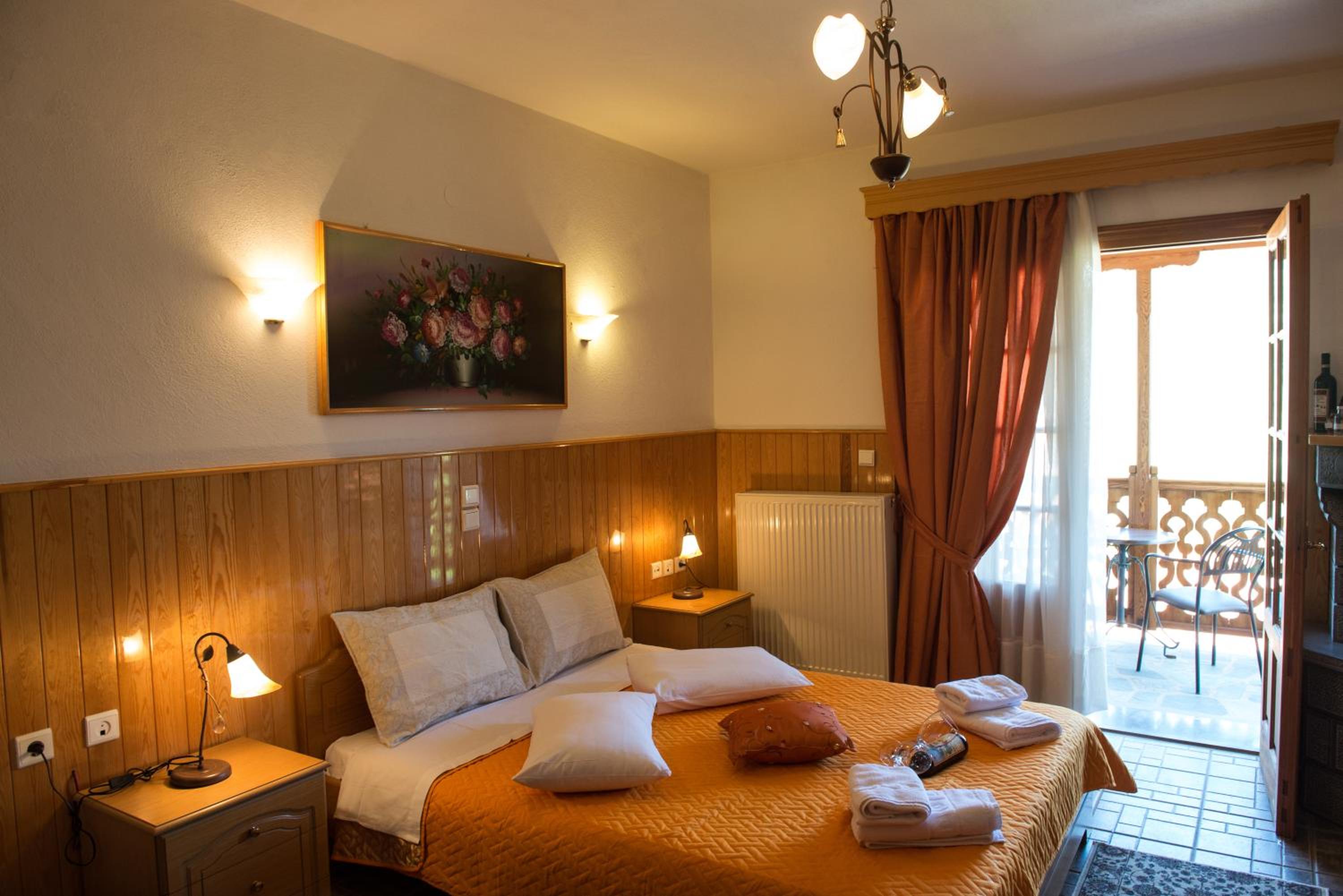 La Petri Studios with Fireplace & View view 4