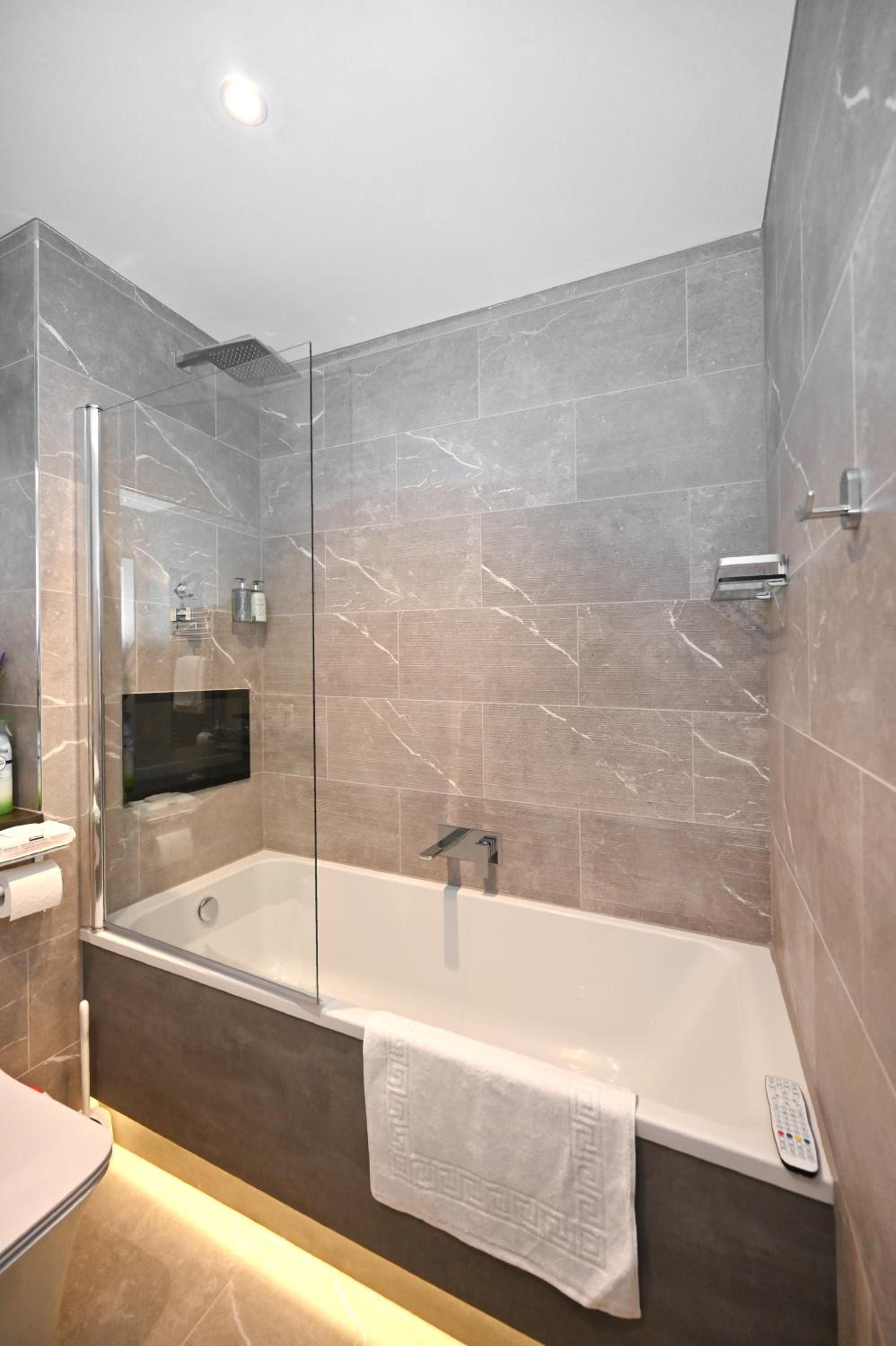 Spacious Designer 2BR Executive Apt, Near Beach & Marina, Central Location view 3