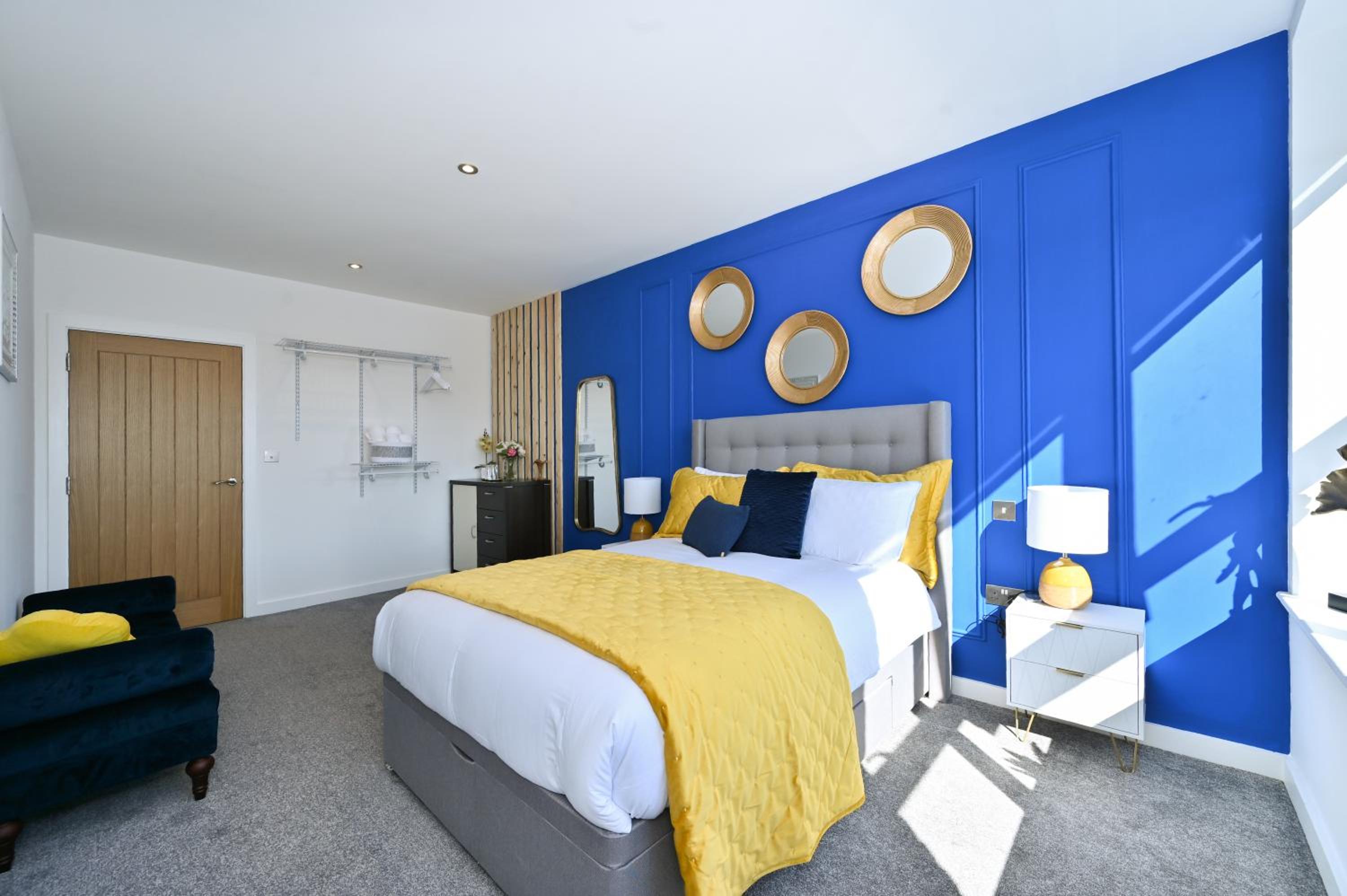 Spacious Designer 2BR Executive Apt, Near Beach & Marina, Central Location view 2