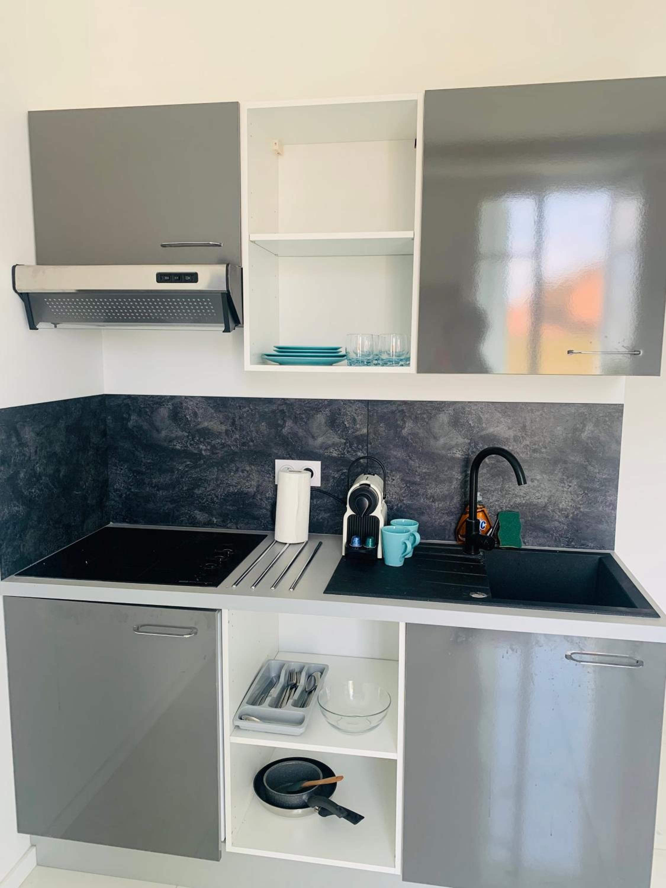 Rooftop Palette Retreat - Luxury 2BR with Patio view 5