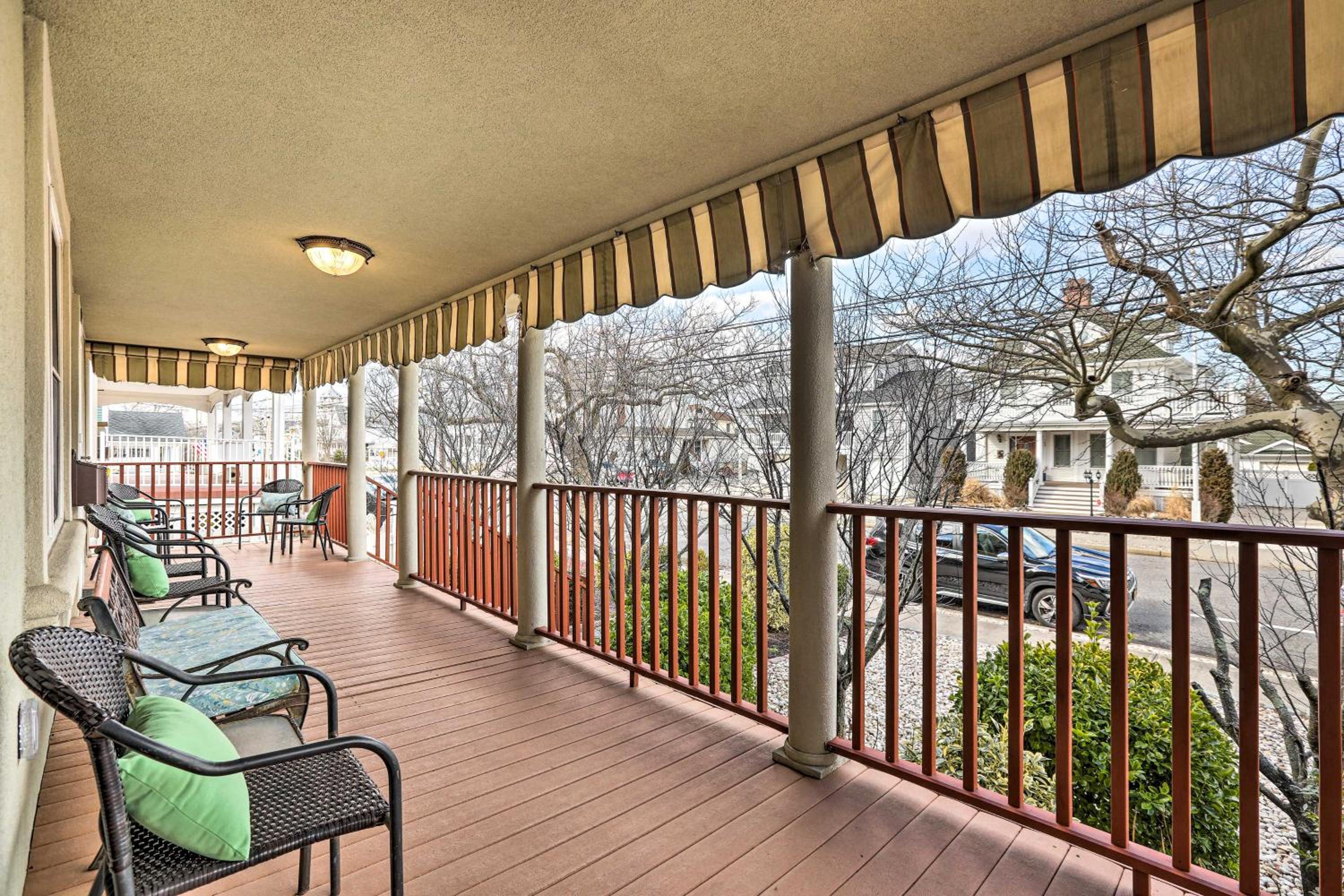 Beautiful Spacious Beach Home, Private Deck & Grill, with Beach Badges view 3