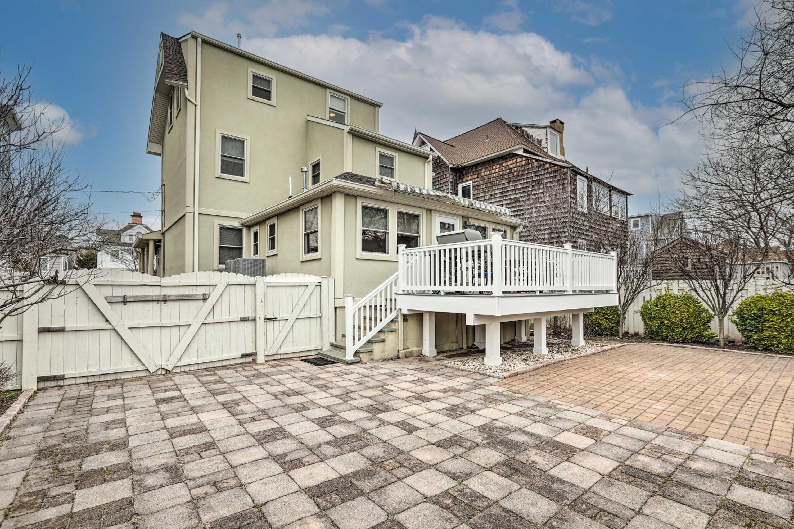 Beautiful Spacious Beach Home, Private Deck & Grill, with Beach Badges view 5