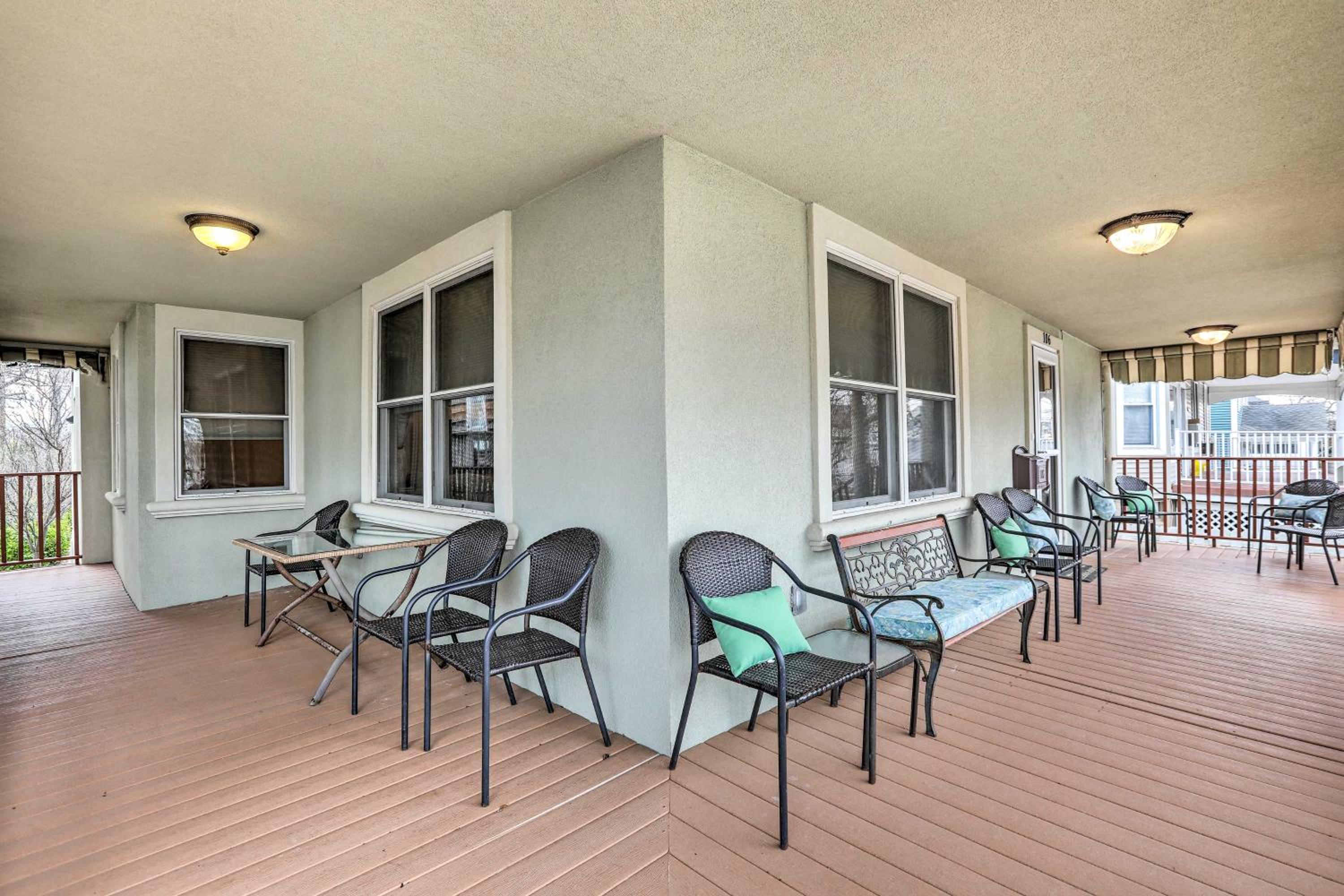 Beautiful Spacious Beach Home, Private Deck & Grill, with Beach Badges view 4