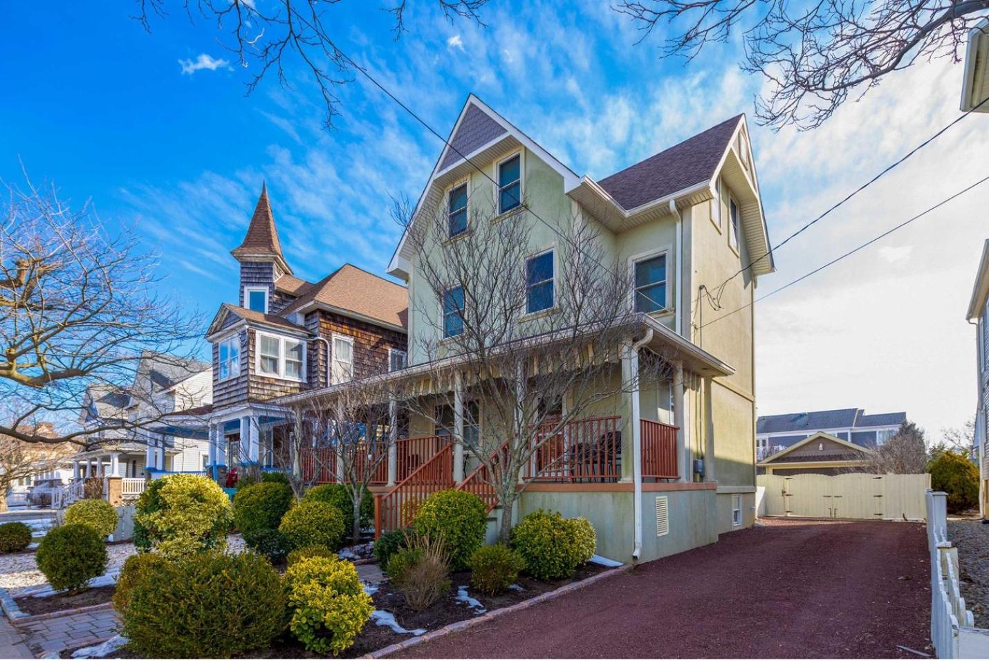Beautiful Spacious Beach Home, Private Deck & Grill, with Beach Badges view 2