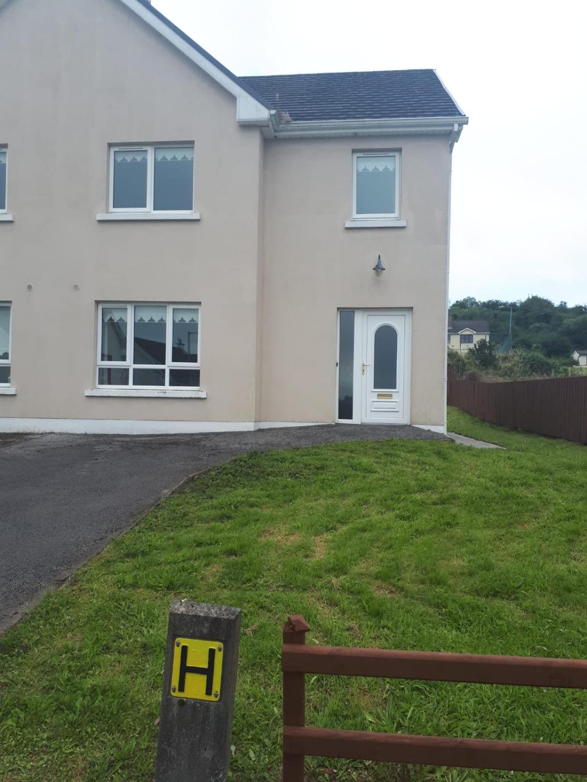 NO 9 The Willows, Ballinamore, Entire home view 2