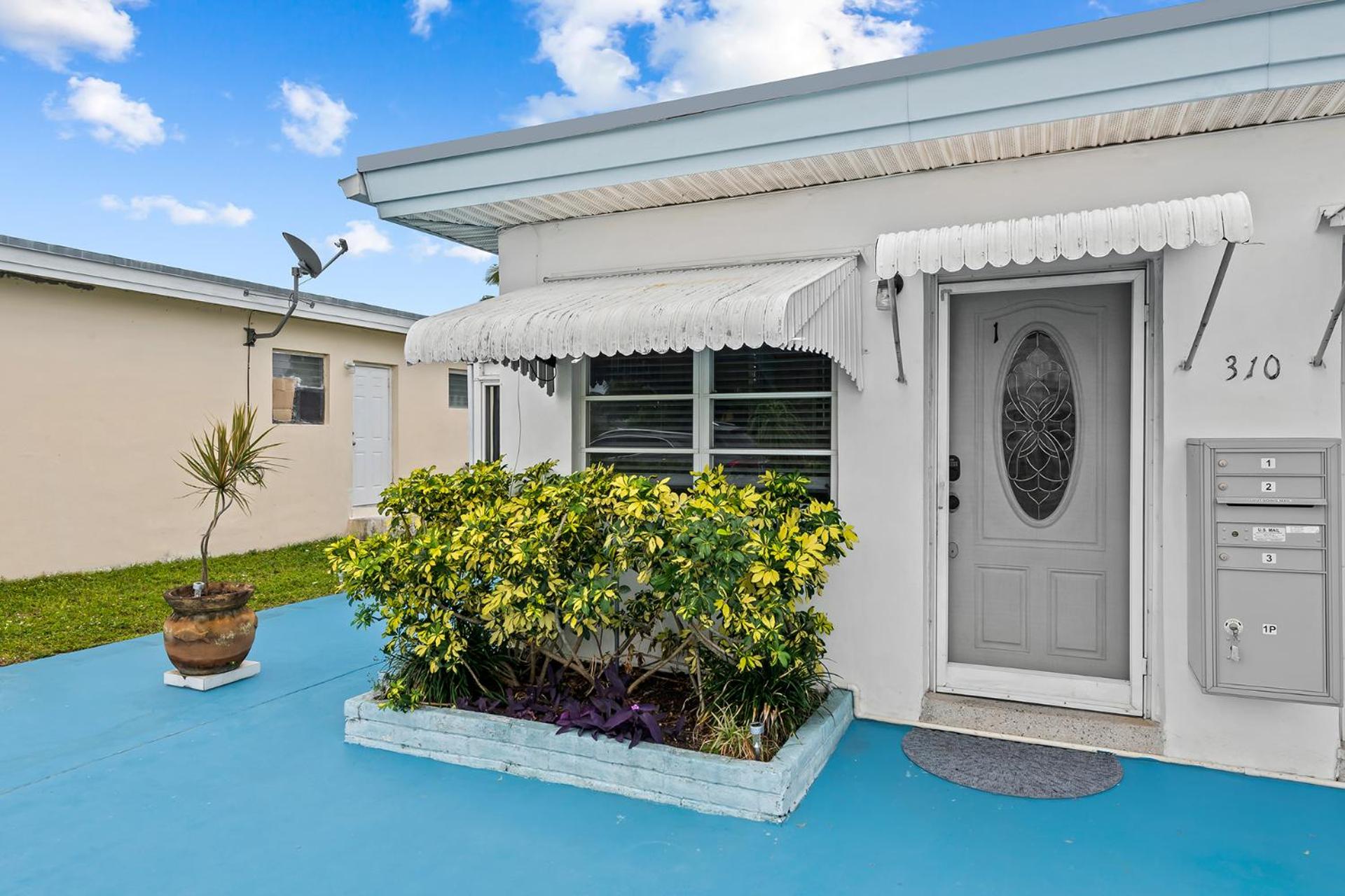 Comfy BNB w/ King Bed + Work/Travel + Beach 8 Min