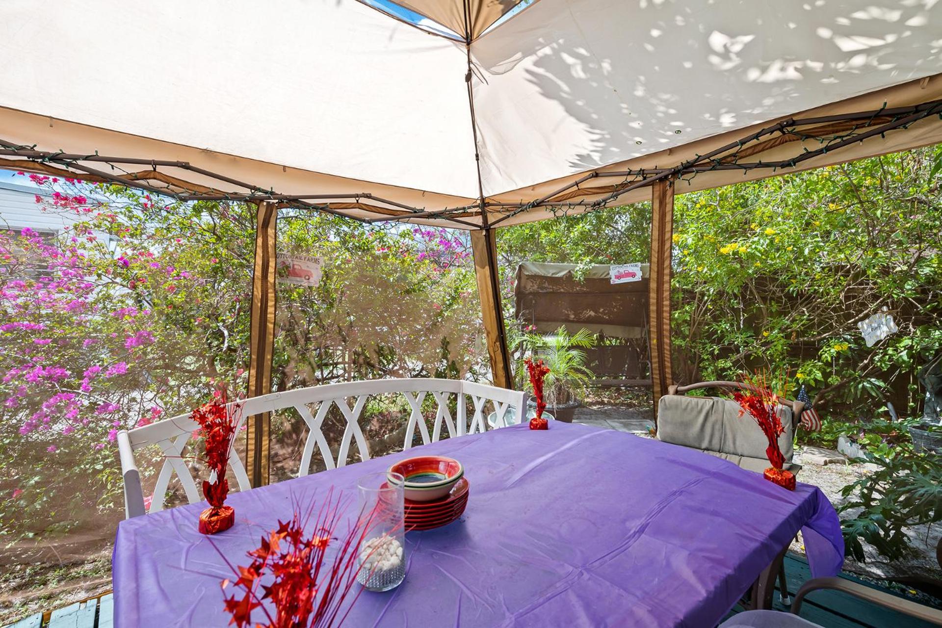 Comfy BNB w/ King Bed + Work/Travel + Beach 8 Min, photo 11