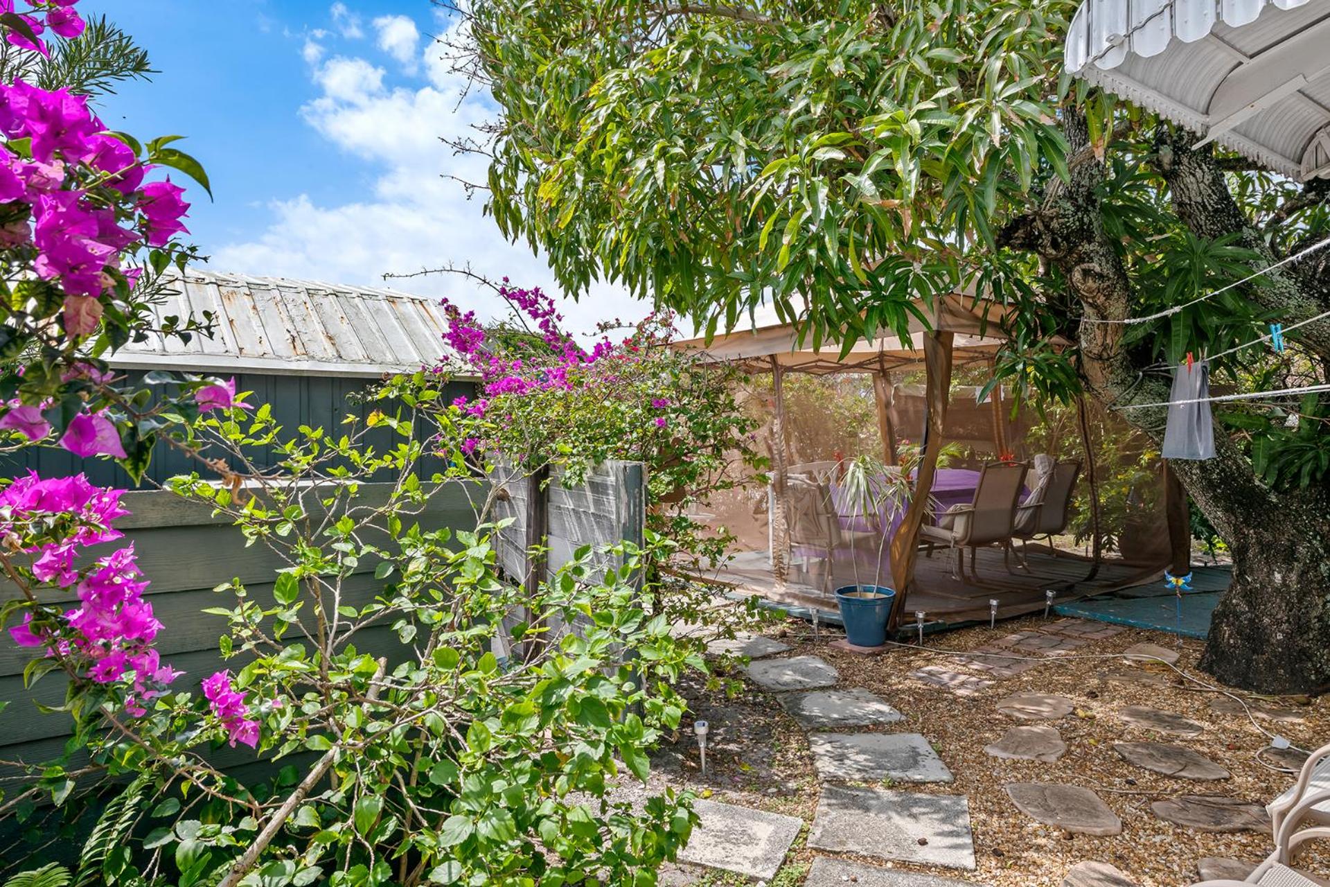 Comfy BNB w/ King Bed + Work/Travel + Beach 8 Min, photo 25