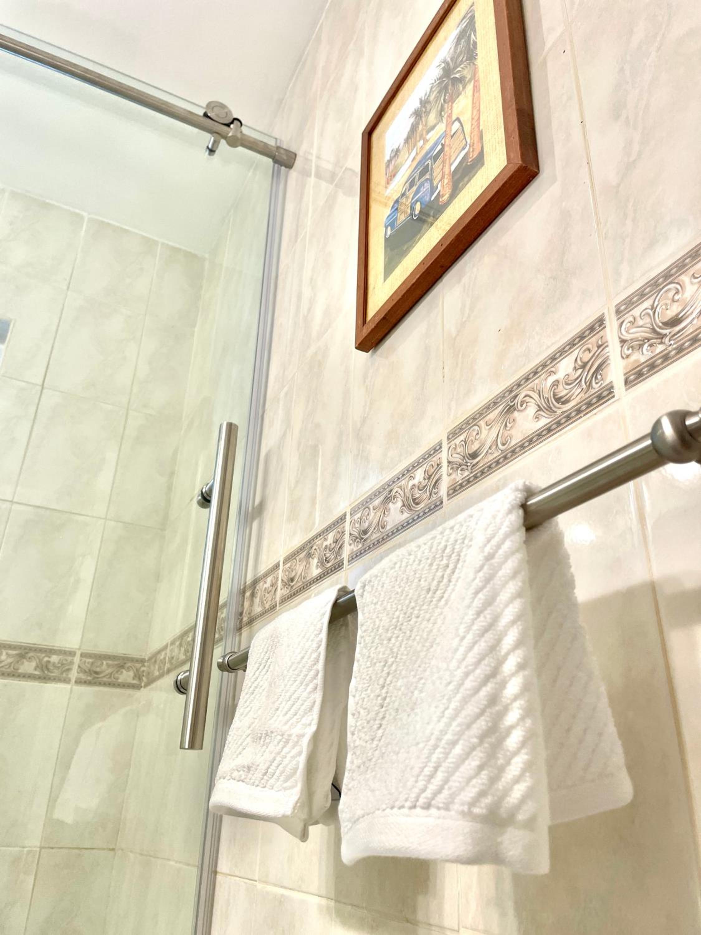 Comfy BNB w/ King Bed + Work/Travel + Beach 8 Min, photo 18