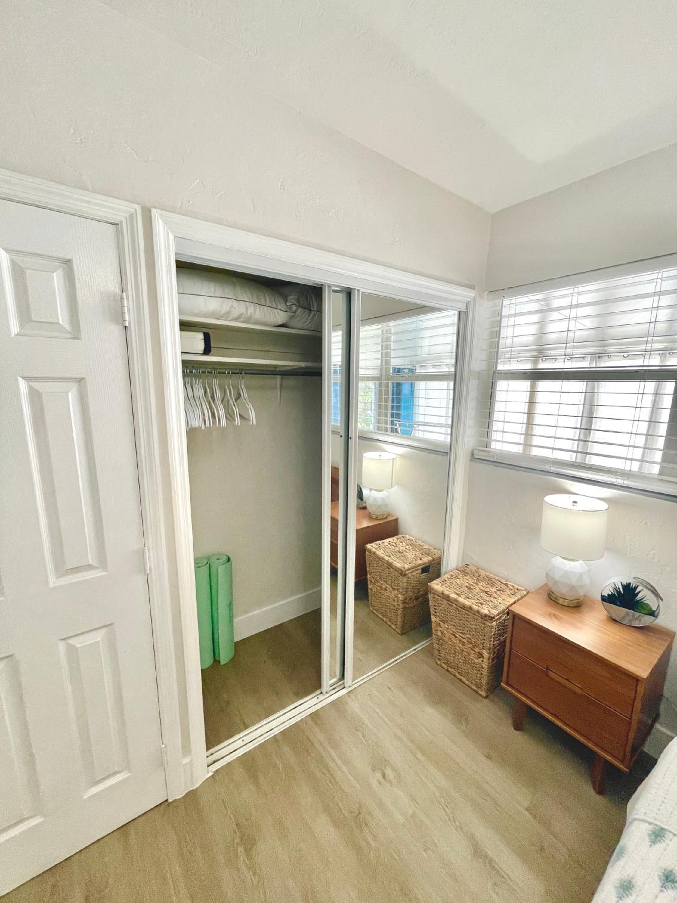 Comfy BNB w/ King Bed + Work/Travel + Beach 8 Min