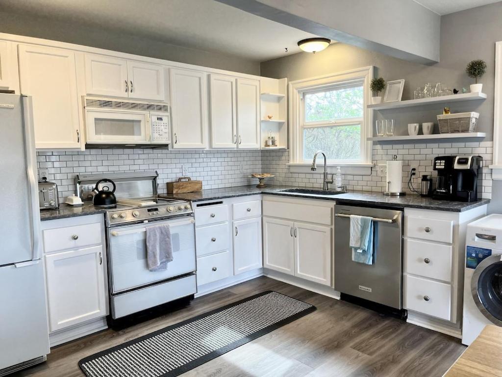 Modern 2 Bedroom Farmhouse Cottage with Hot Tub in Snohomish view 2