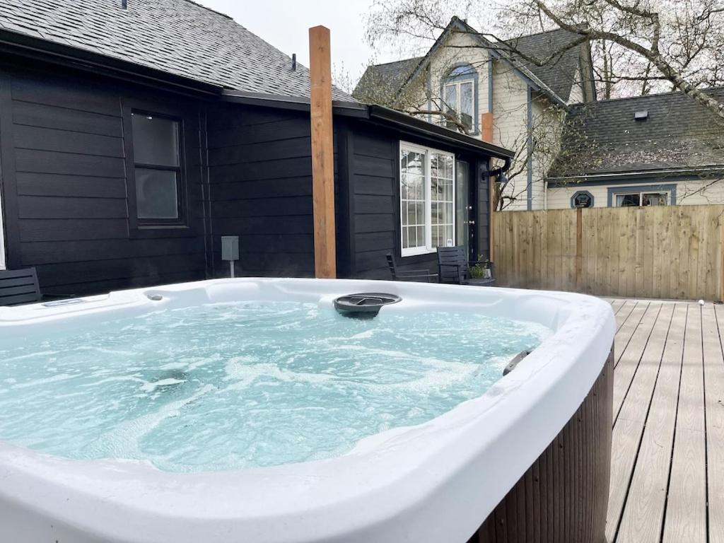 Modern 2 Bedroom Farmhouse Cottage with Hot Tub in Snohomish view 3