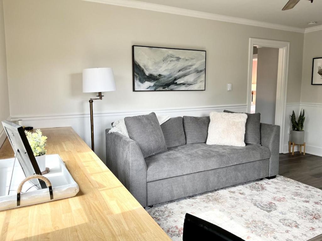 Modern 2 Bedroom Farmhouse Cottage with Hot Tub in Snohomish view 5