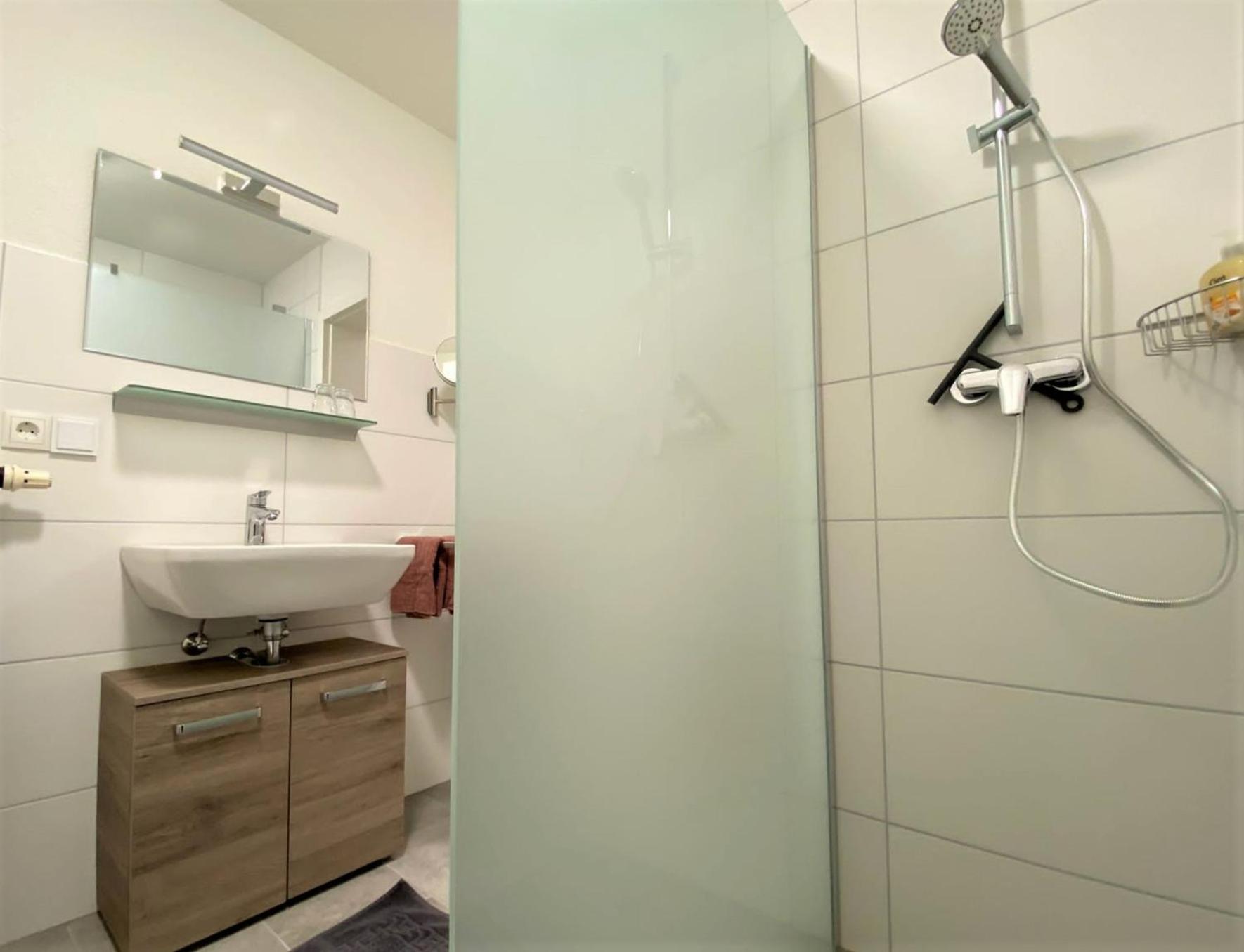Fancy, EP Tickets über uns erhältlich en Rust — bathroom