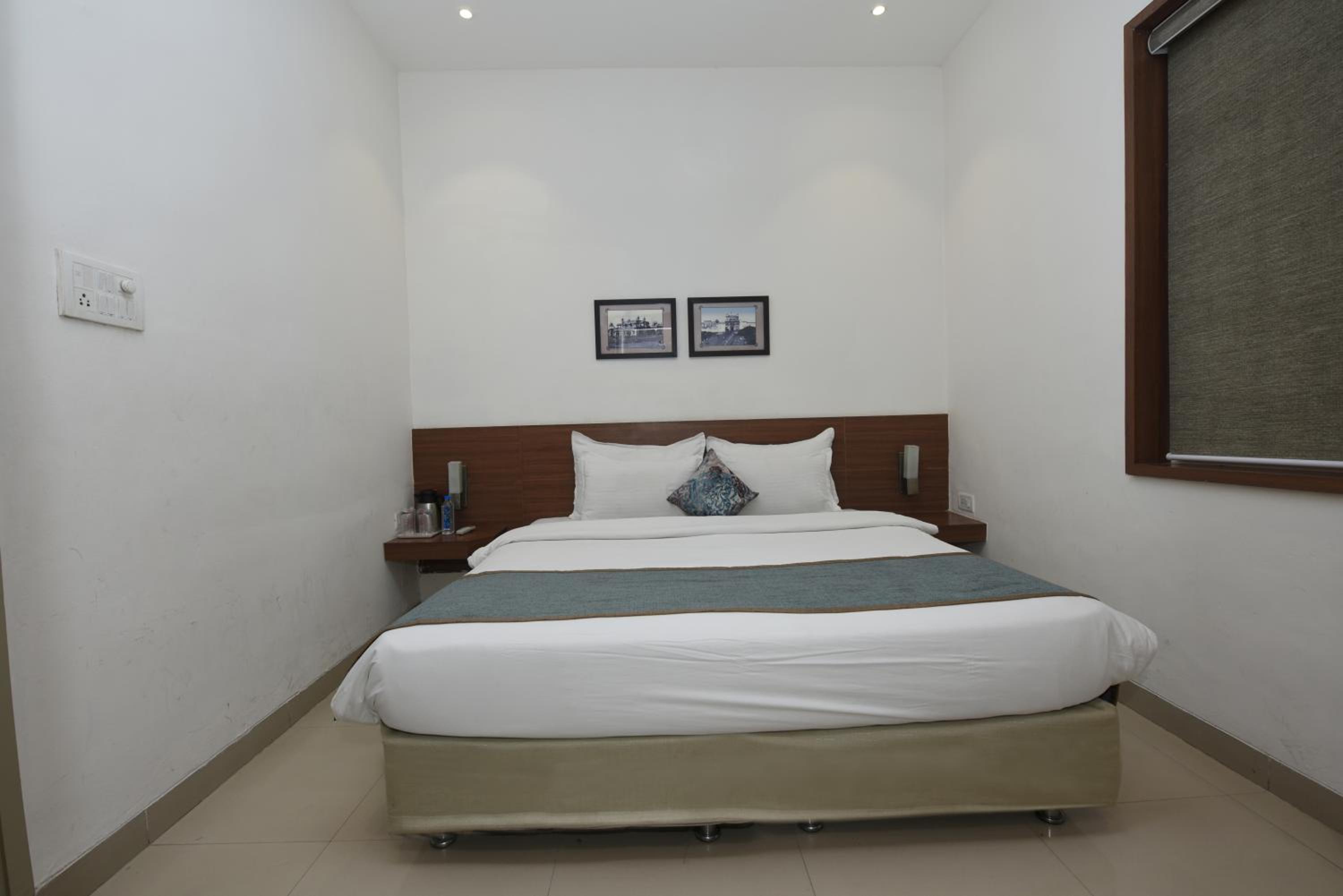 Kwality's Motel Shiraz