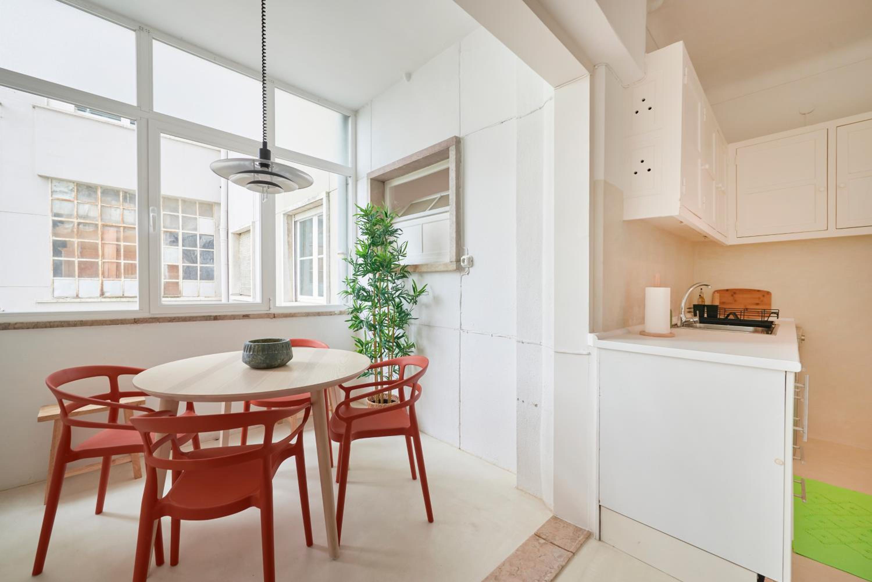 Light-Filled & Renovated Apartment, By TimeCooler