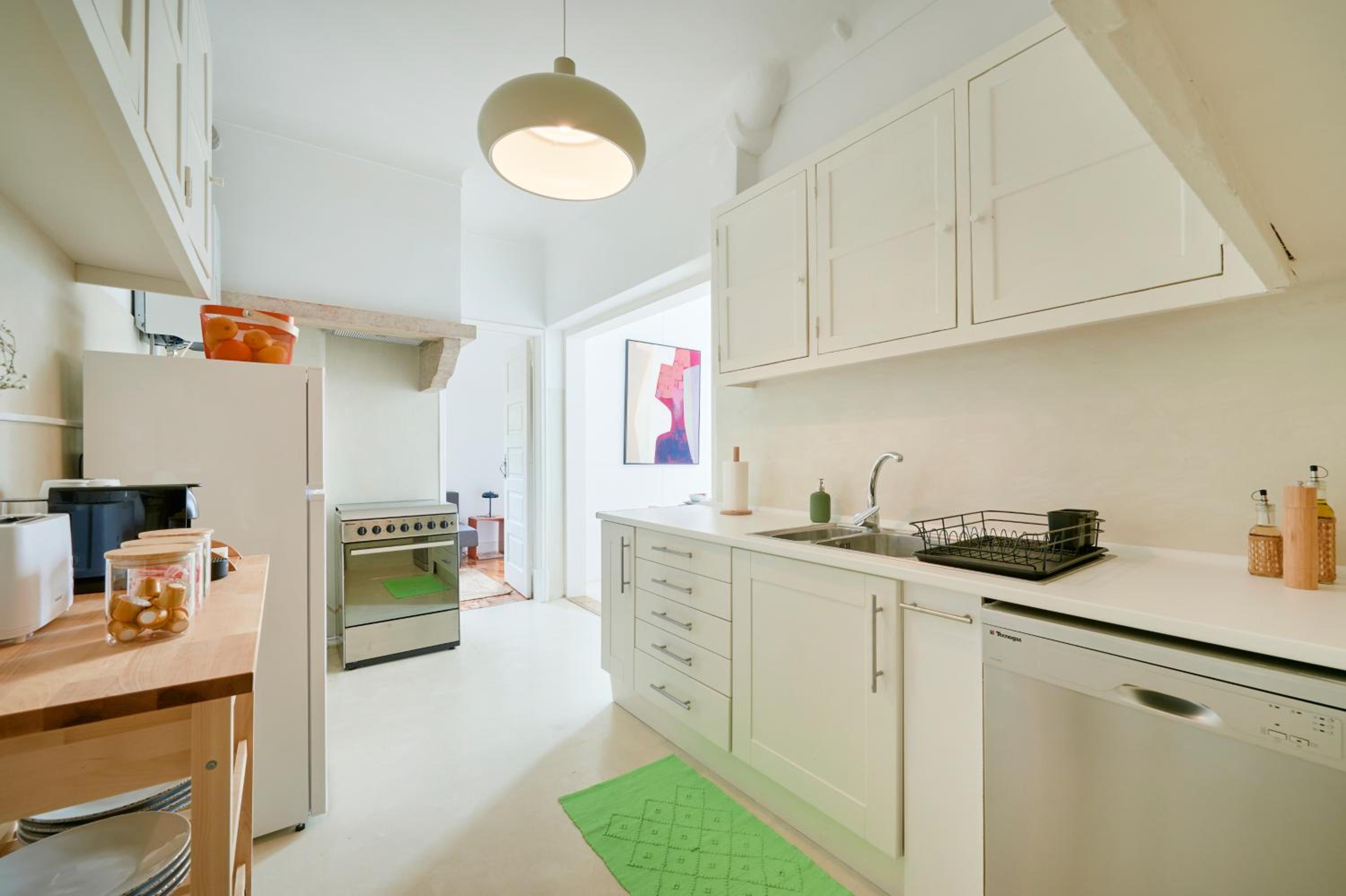 Light-Filled & Renovated Apartment, By TimeCooler photo 2