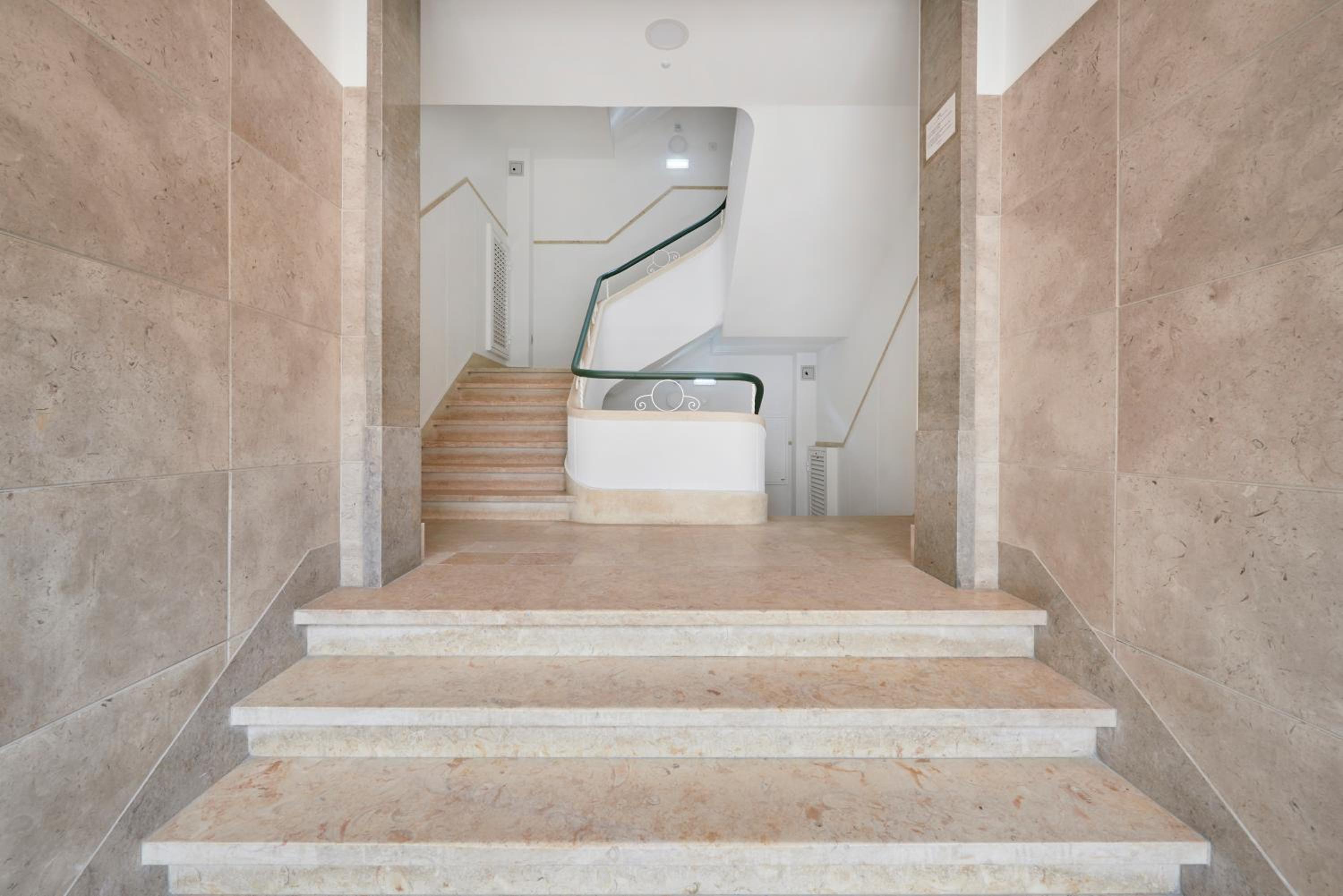 Light-Filled & Renovated Apartment, By TimeCooler