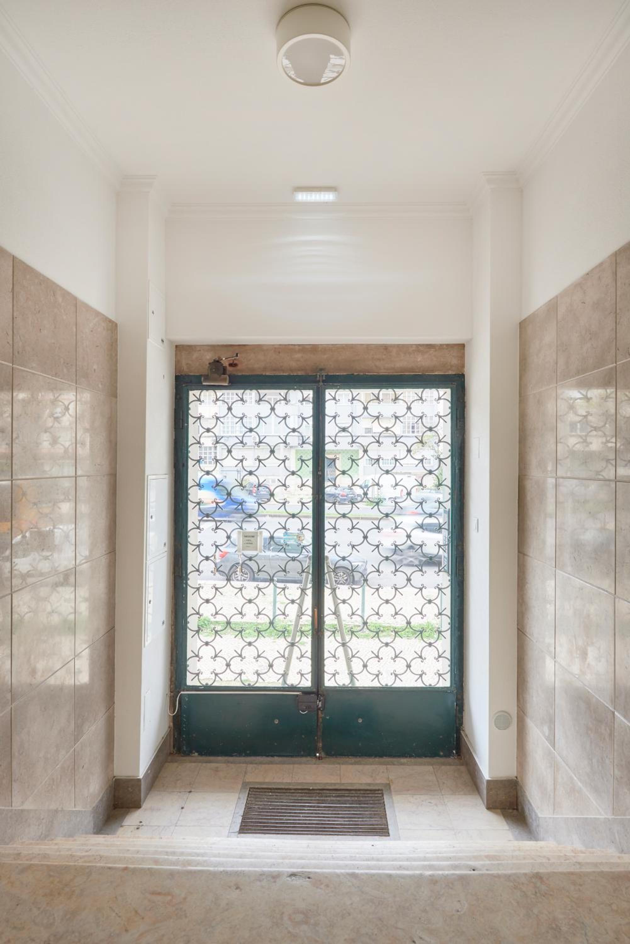 Light-Filled & Renovated Apartment, By TimeCooler photo 3