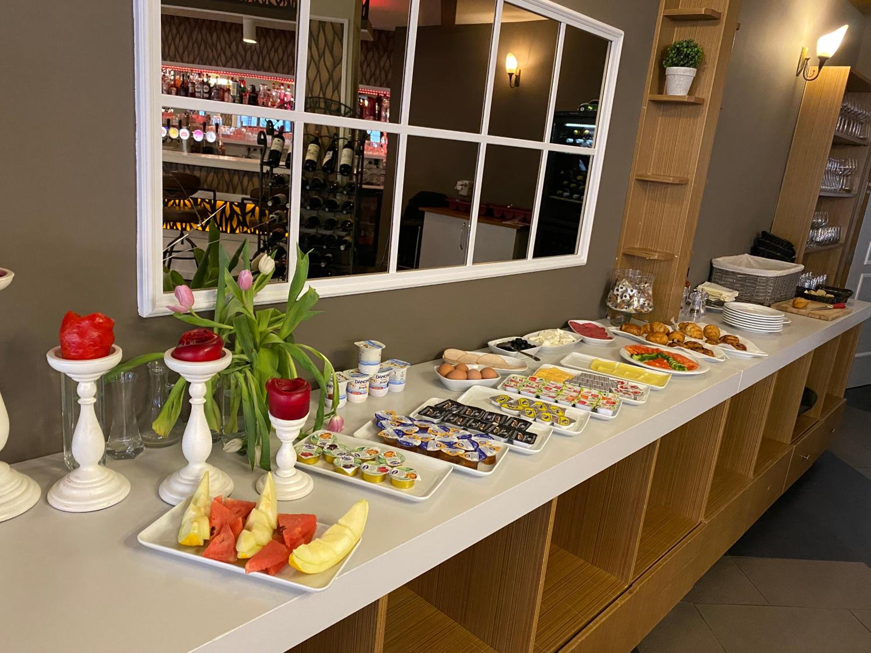 Fly inn Hotel Lounge & Nezzo Restaurant