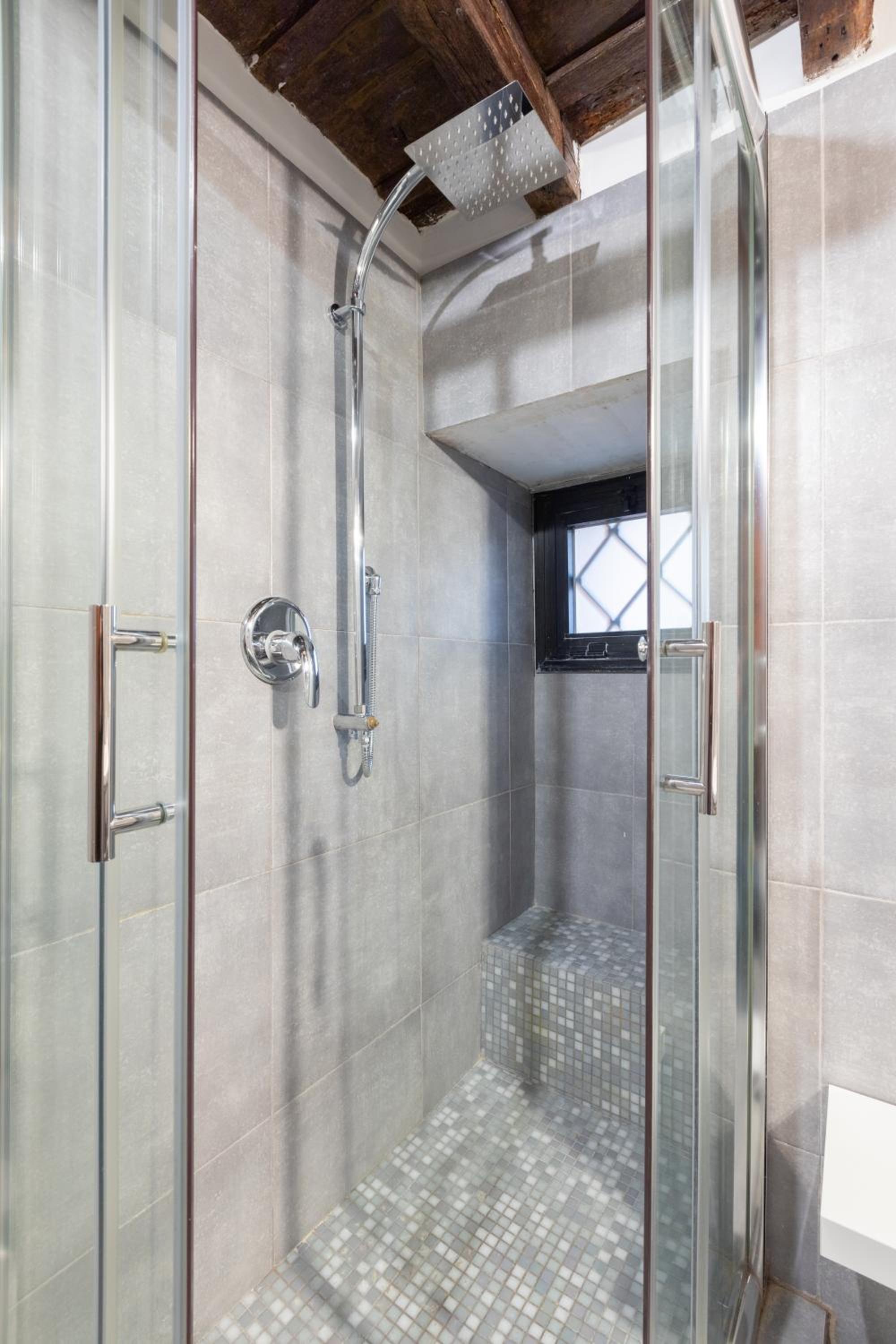 Elegant Pantheon Suite