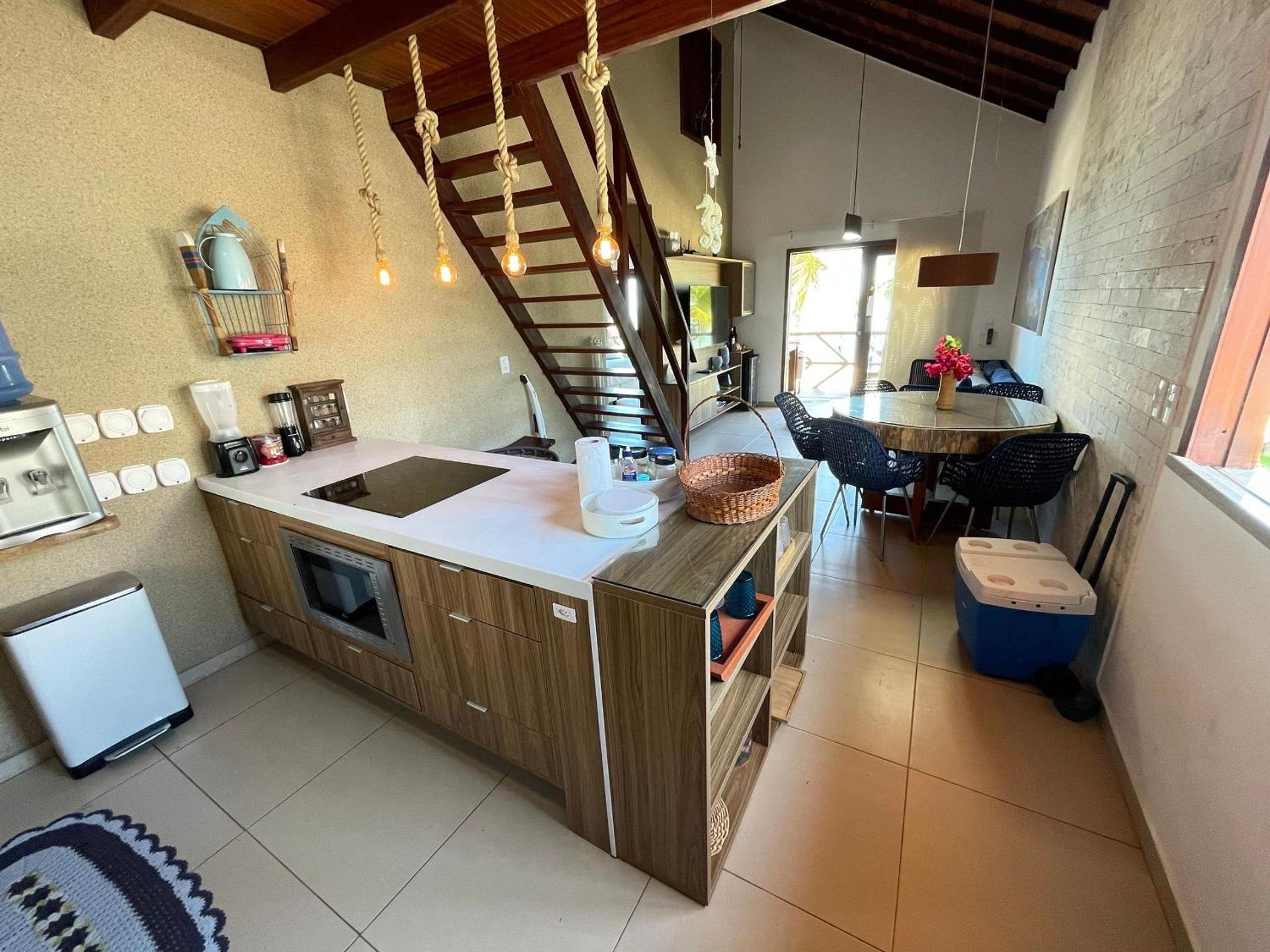 Ap. Peixe Boi Pé na areia com vista frontal e total para o mar