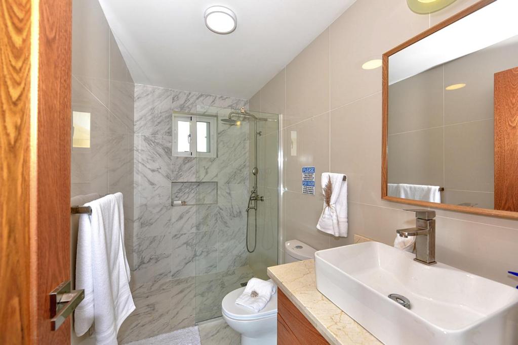 Amazing ocean view apartment with grand pool