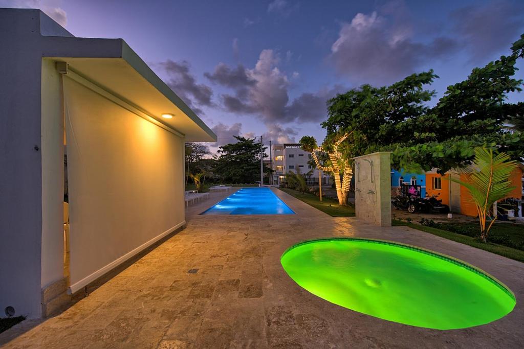 Amazing ocean view apartment with grand pool