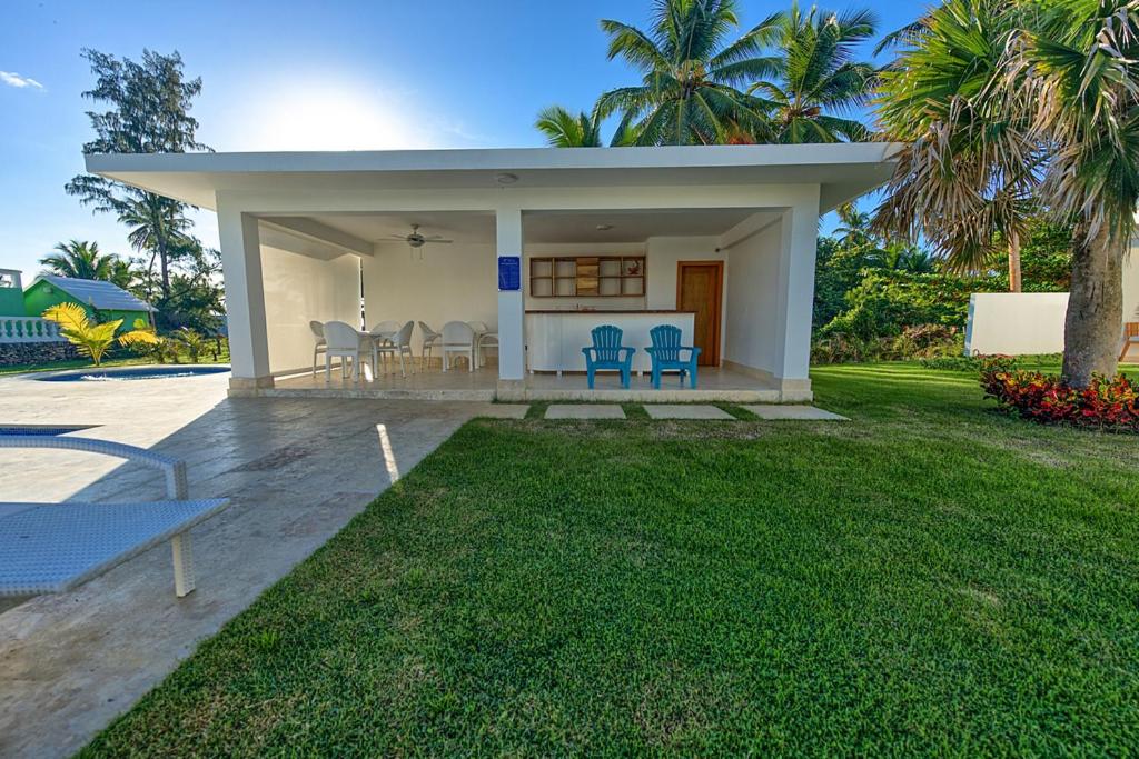 Amazing ocean view apartment with grand pool