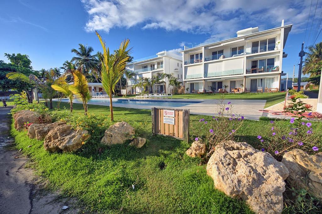 Amazing ocean view apartment with grand pool