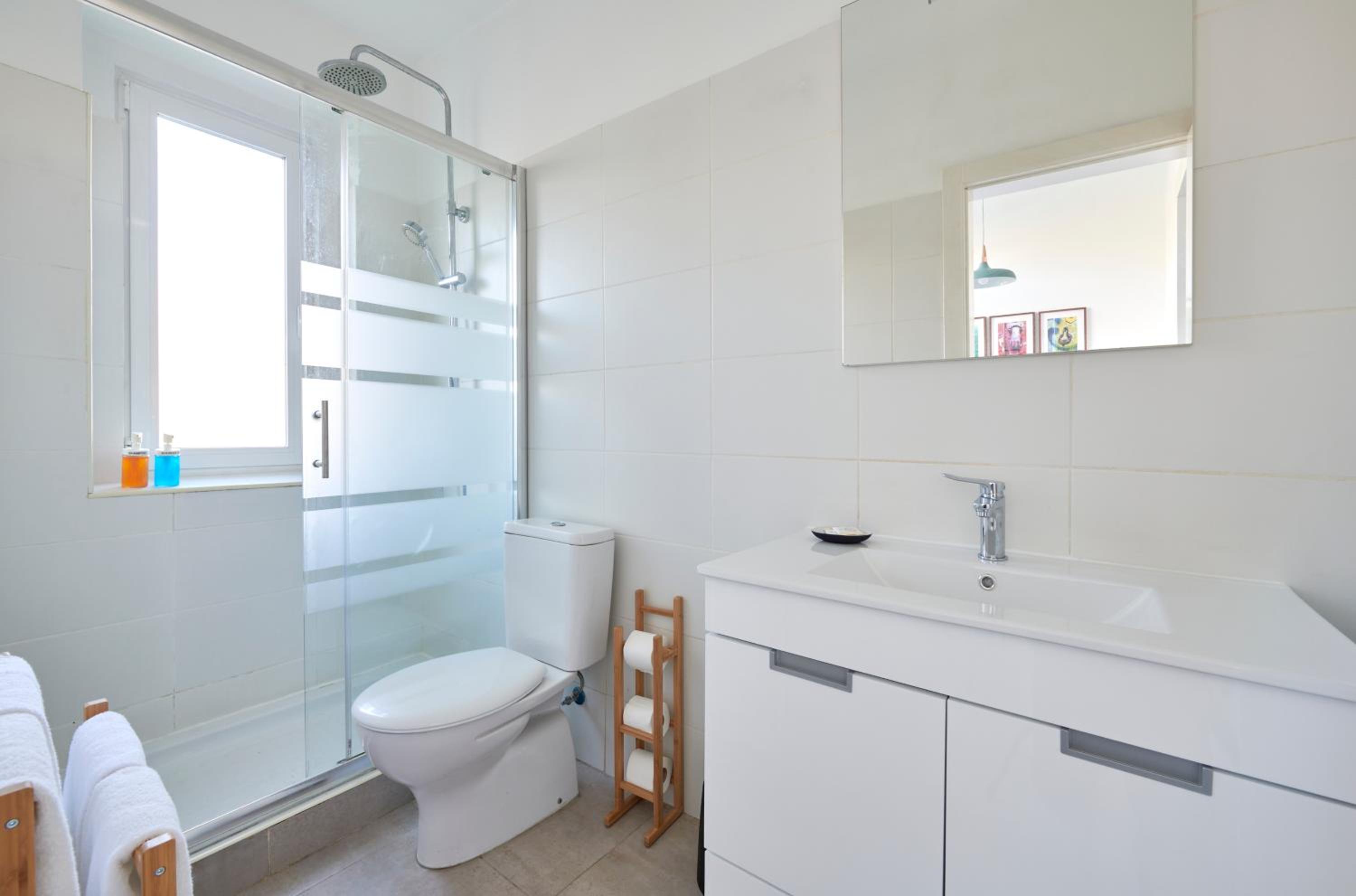 Quiet and Central 2BR APT, By TimeCooler